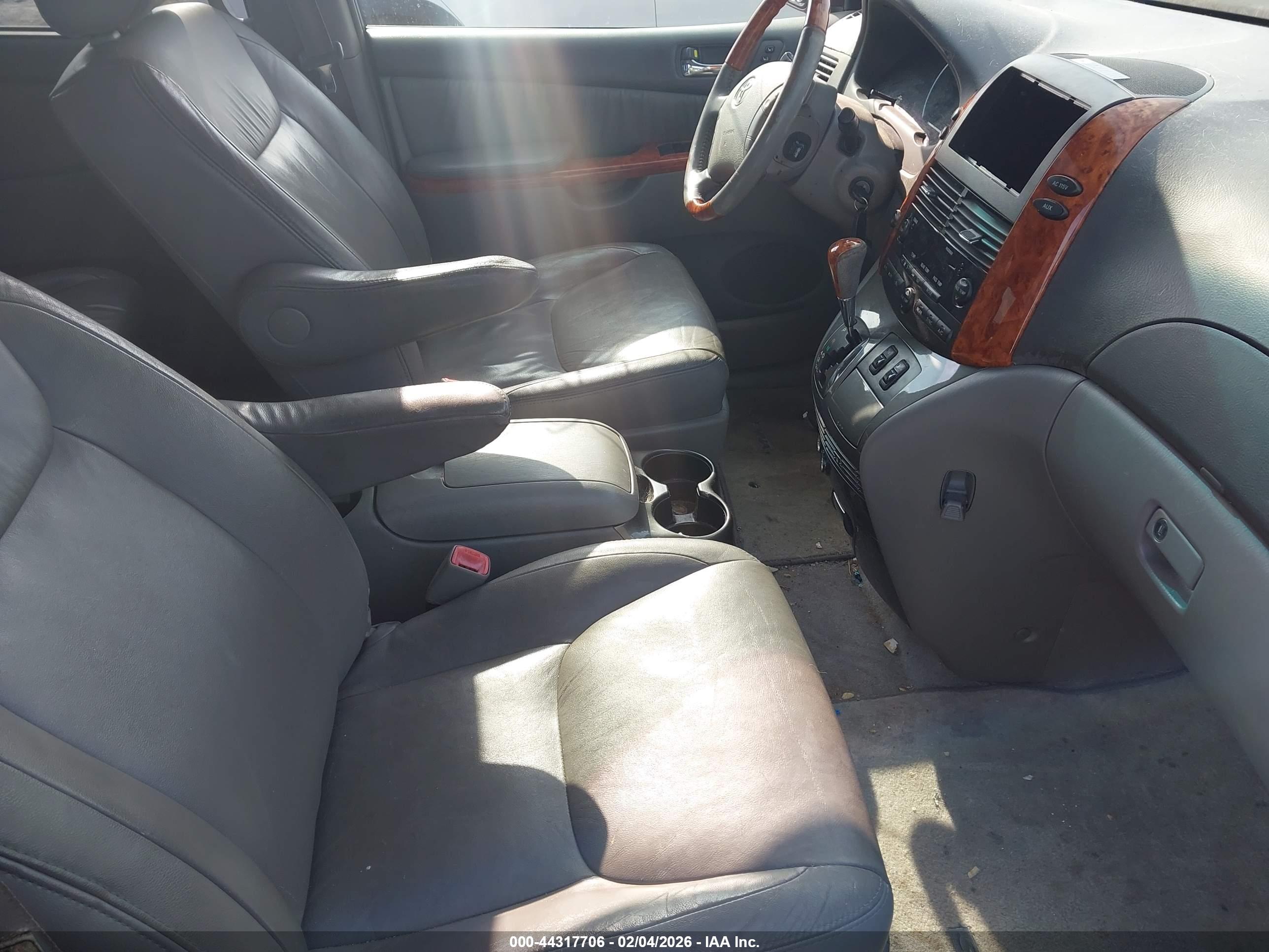 TOYOTA SIENNA image 5