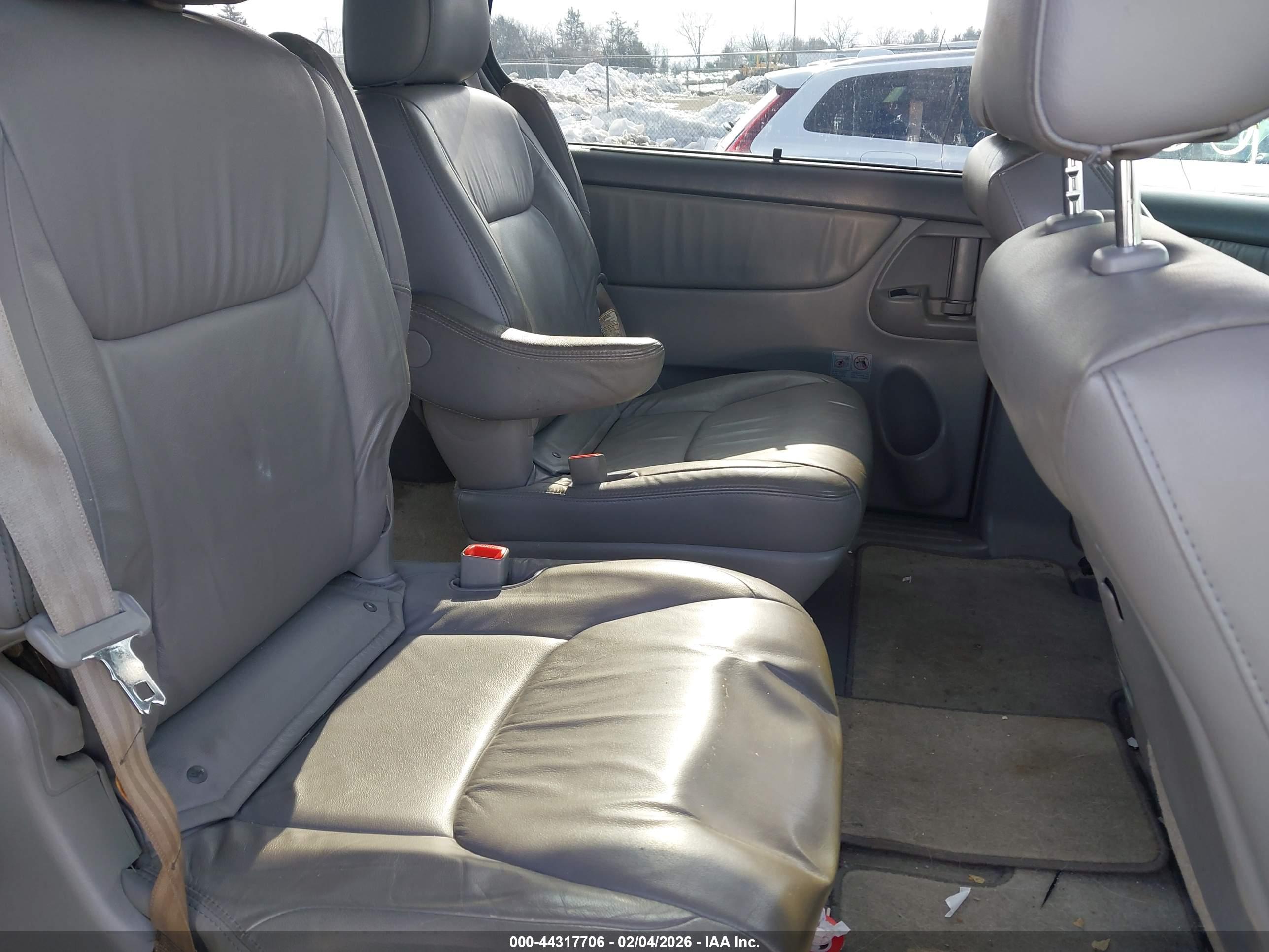 TOYOTA SIENNA image 8
