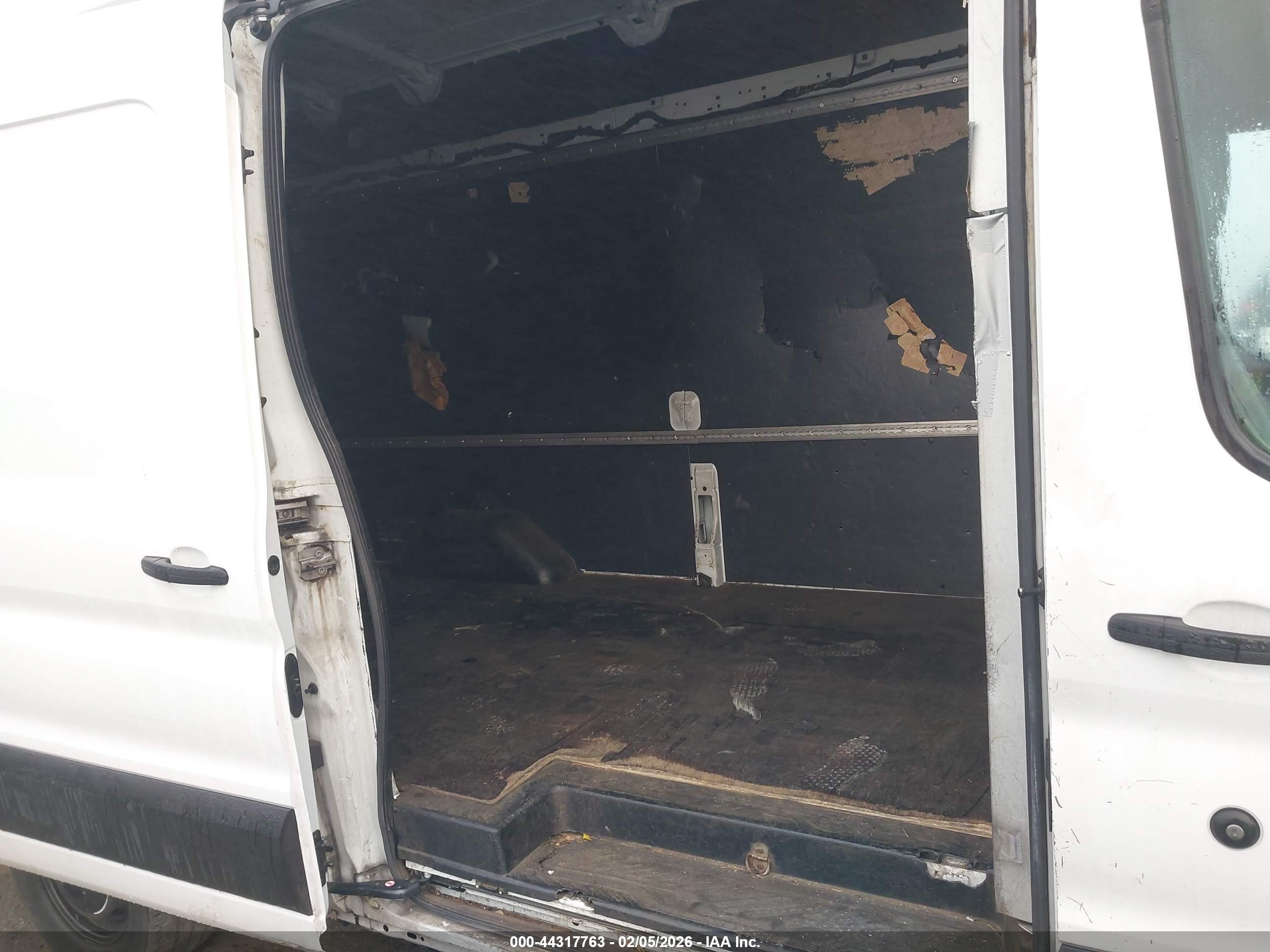 FORD TRANSIT-250 image 8