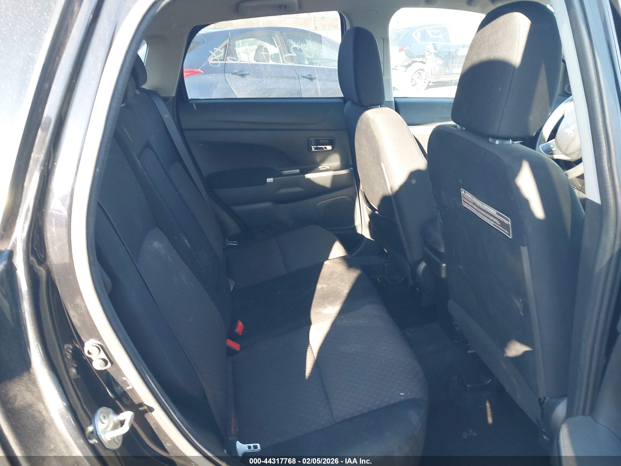 MITSUBISHI OUTLANDER image 8