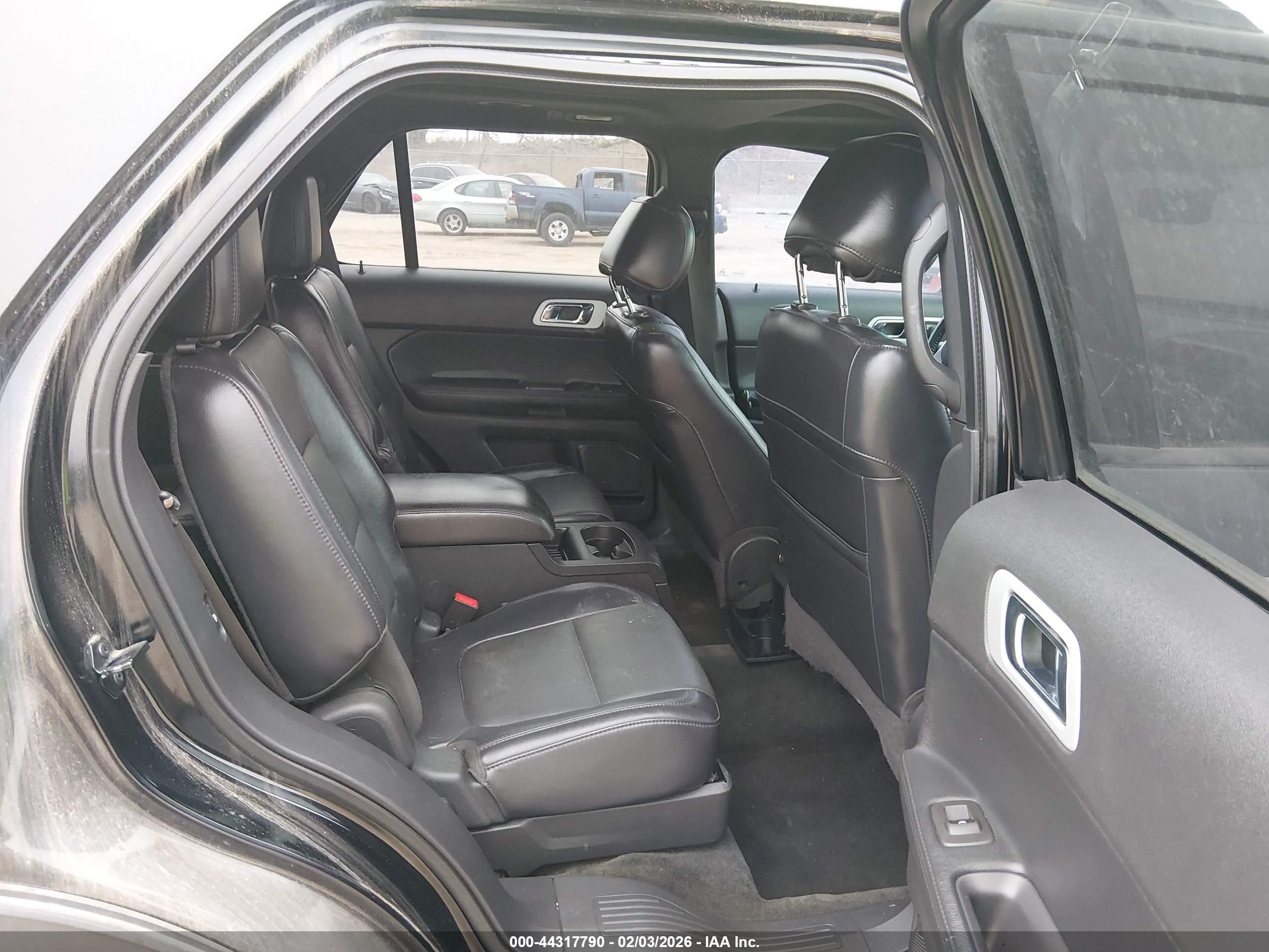 FORD EXPLORER image 8