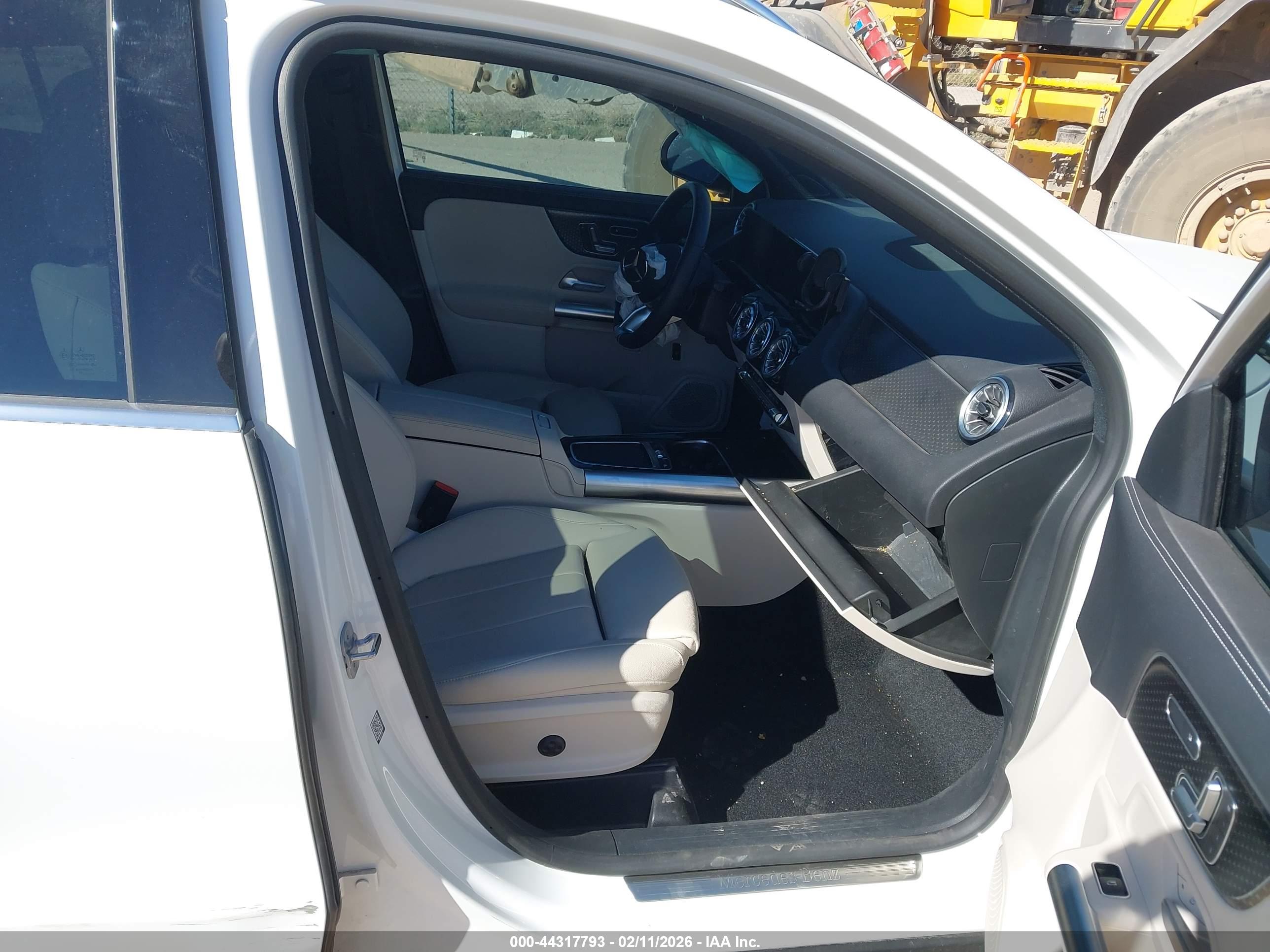 MERCEDES-BENZ GLA image 5