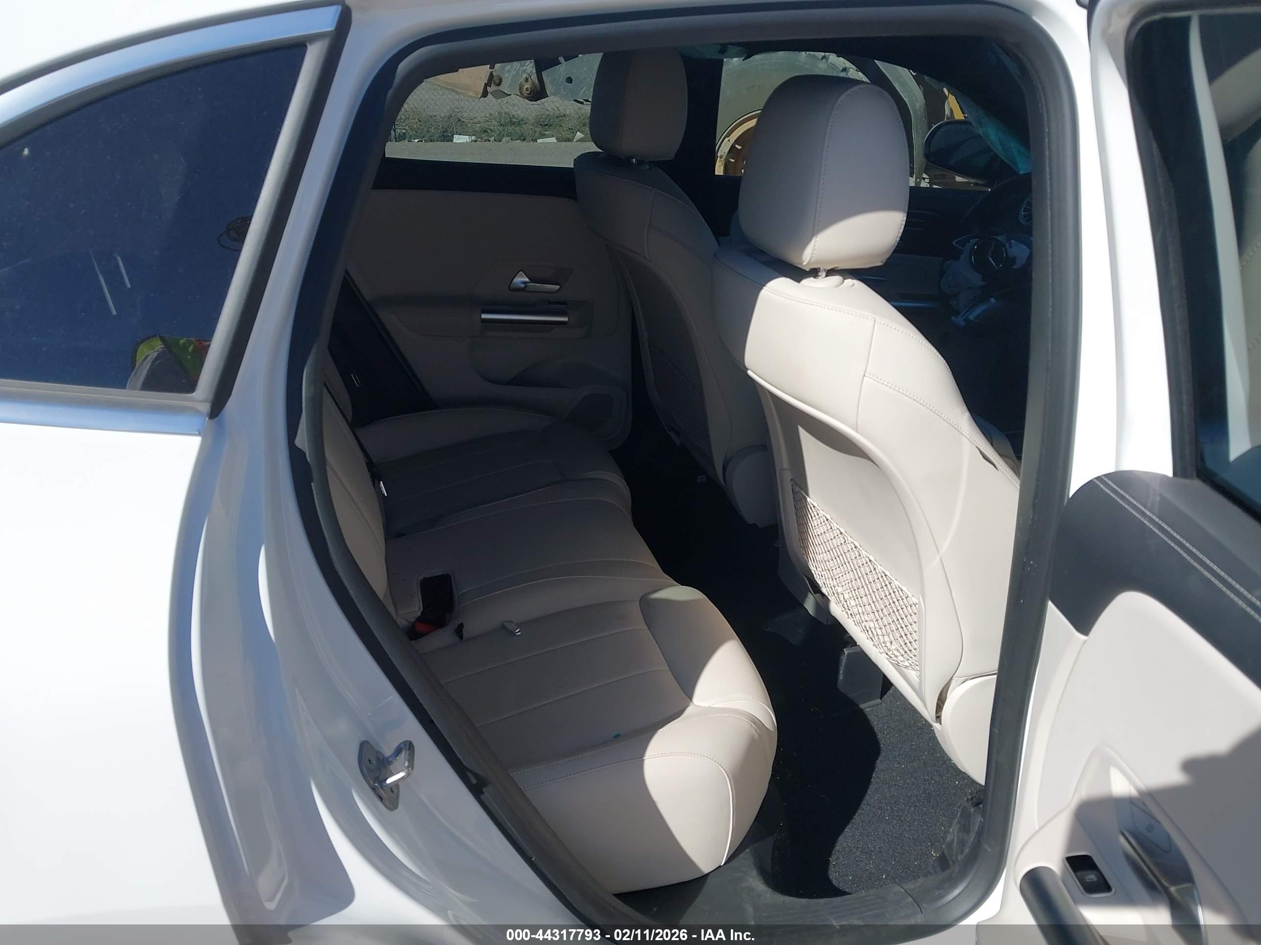 MERCEDES-BENZ GLA image 8