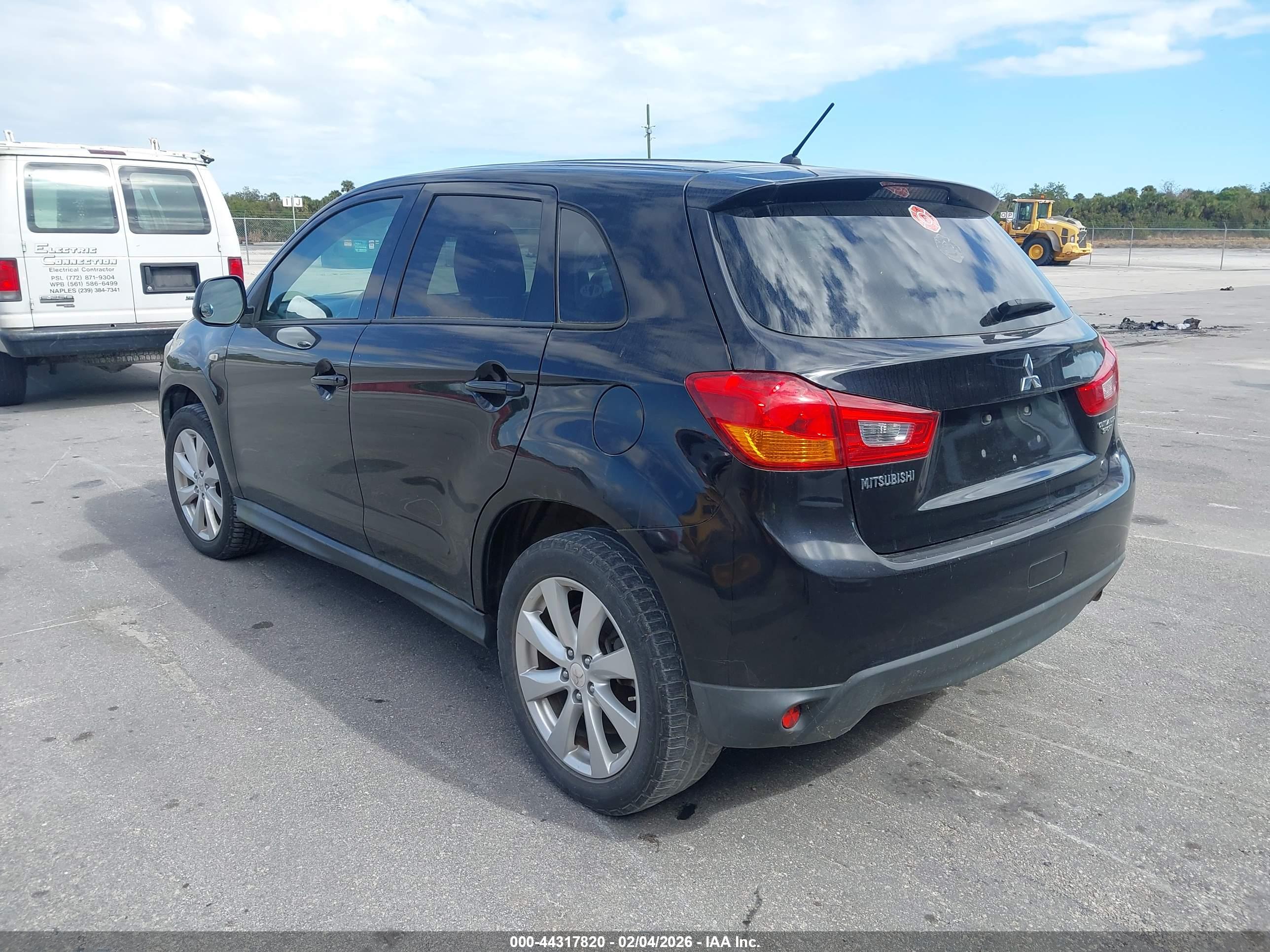 MITSUBISHI OUTLANDER image 3