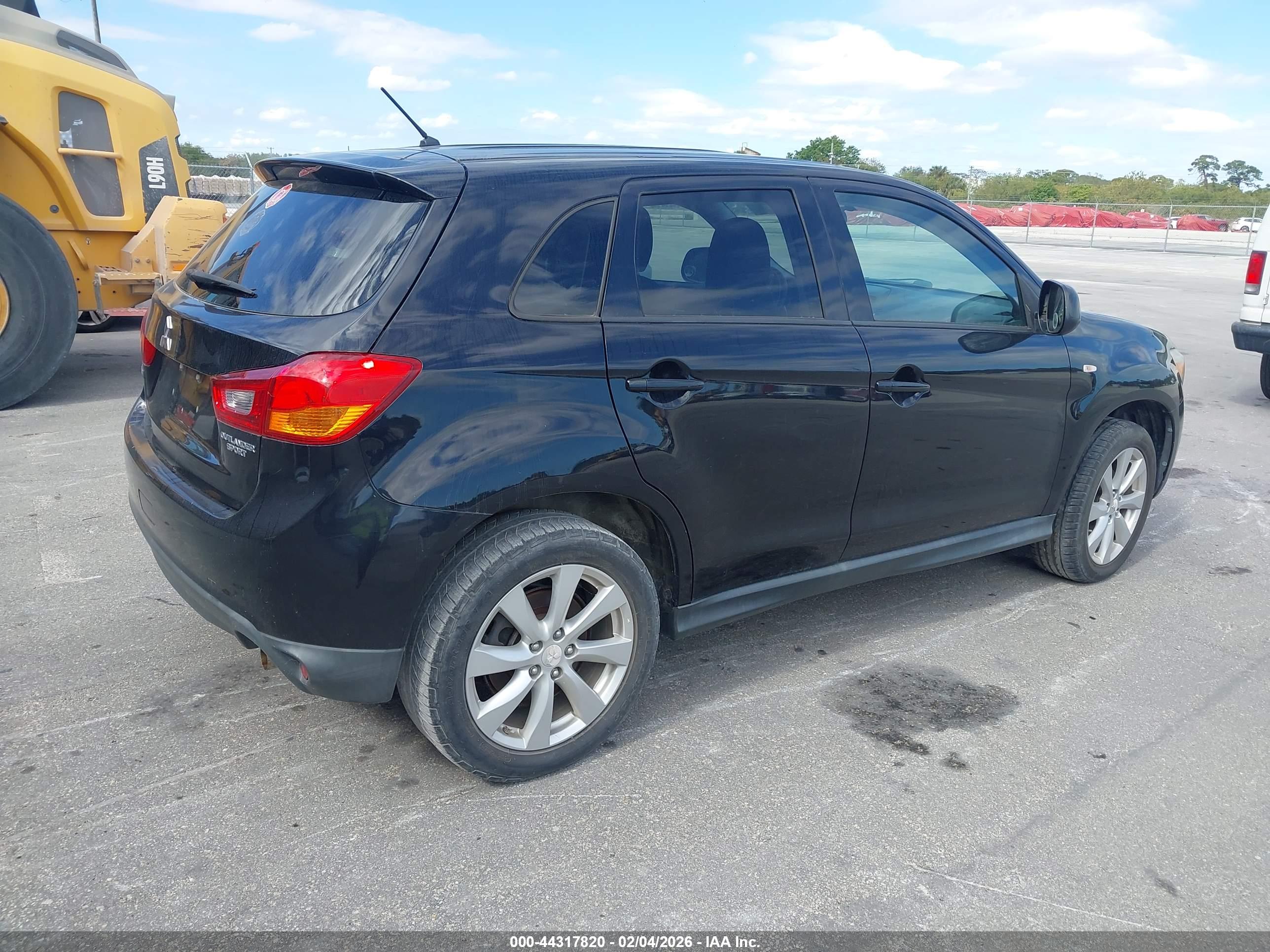 MITSUBISHI OUTLANDER image 4