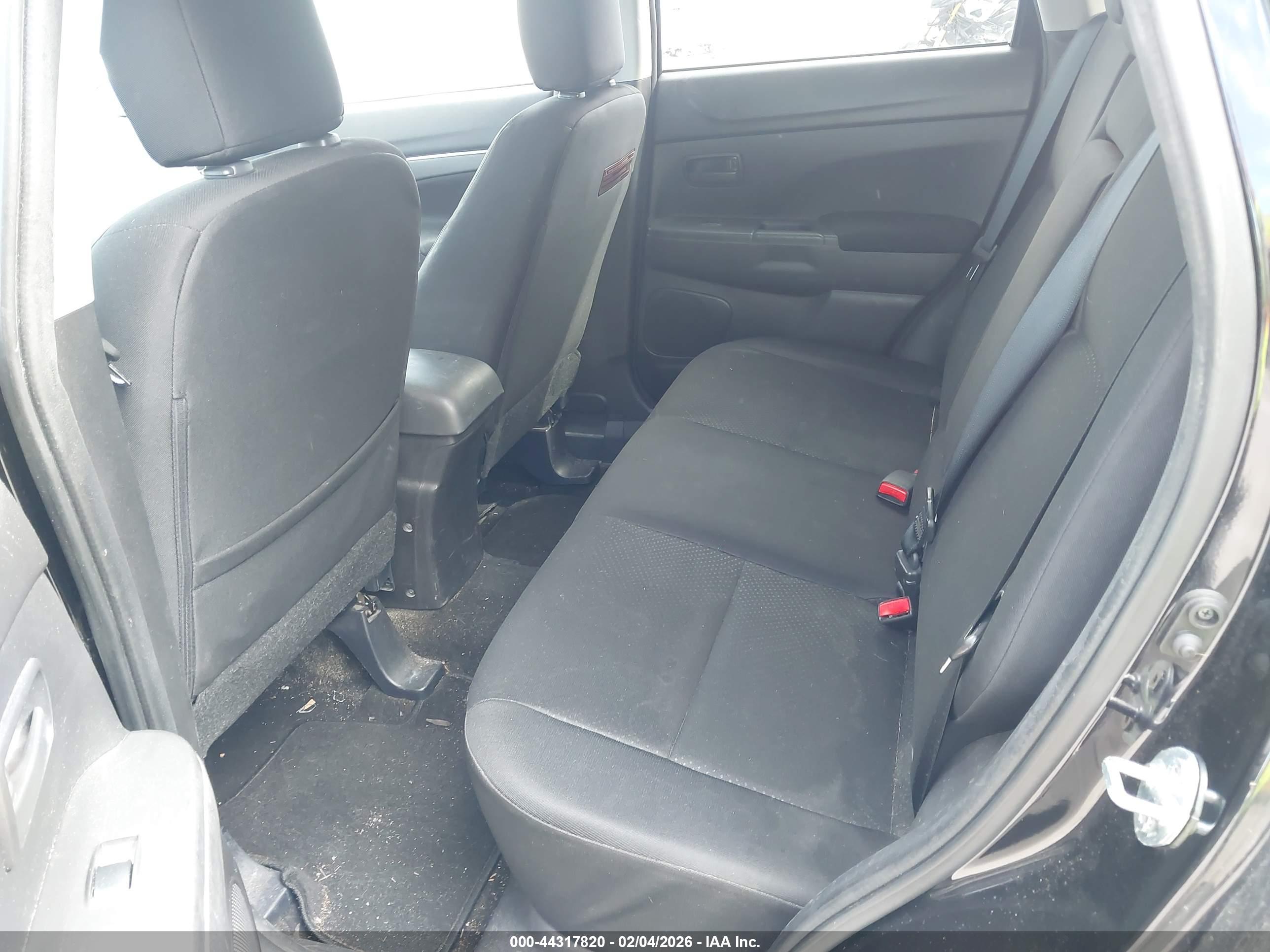 MITSUBISHI OUTLANDER image 8