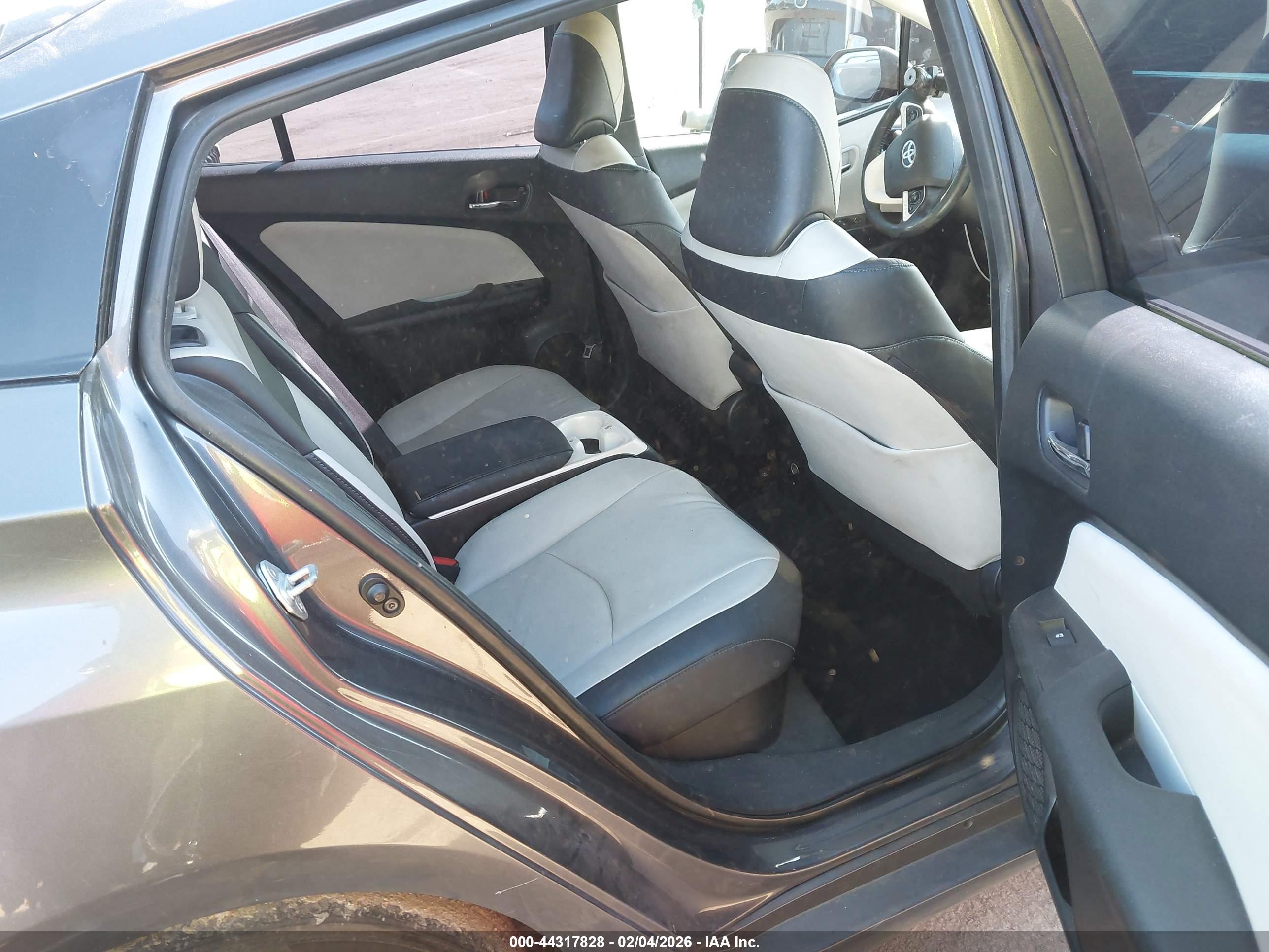 TOYOTA PRIUS image 8