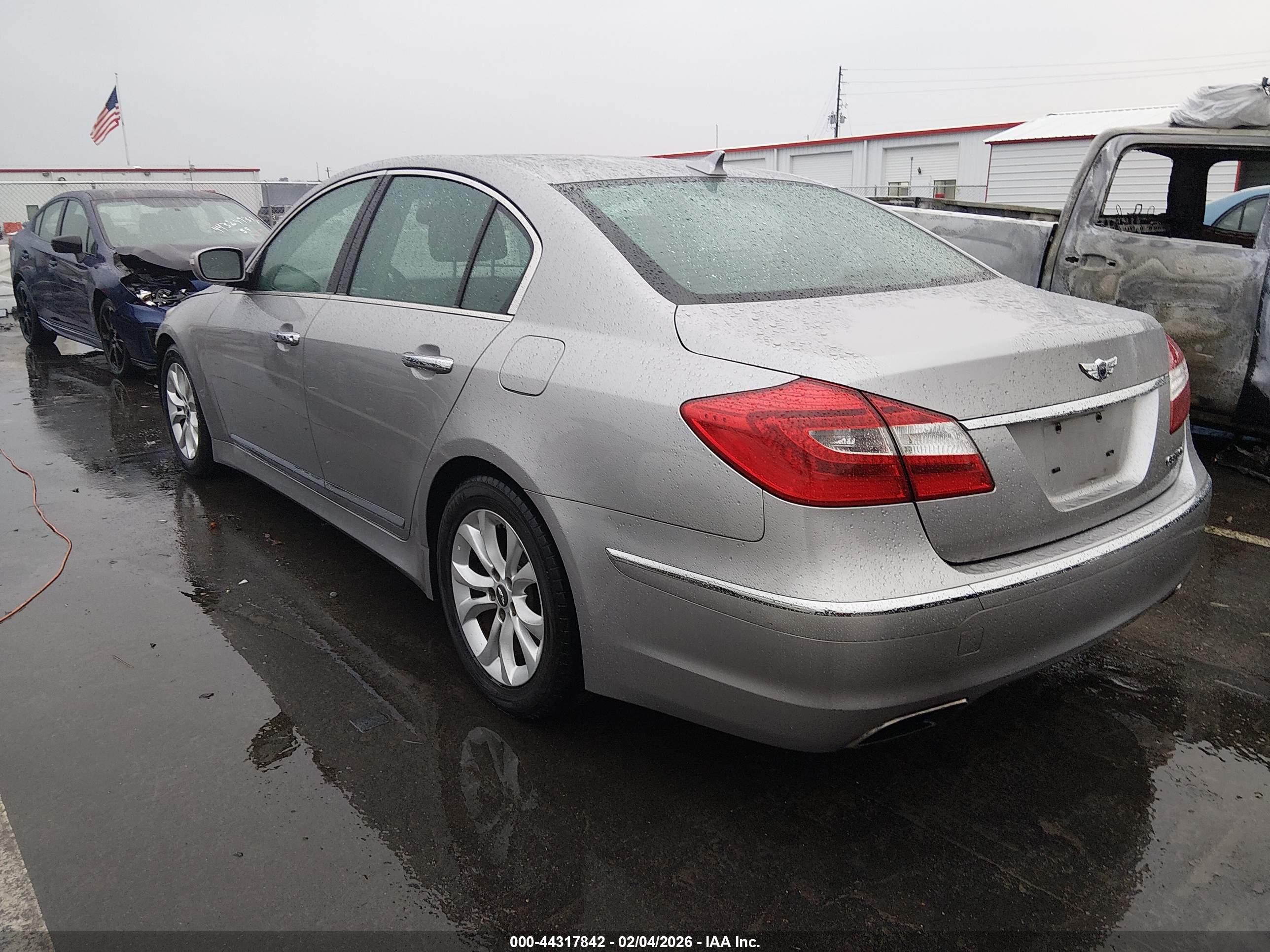 HYUNDAI GENESIS image 3