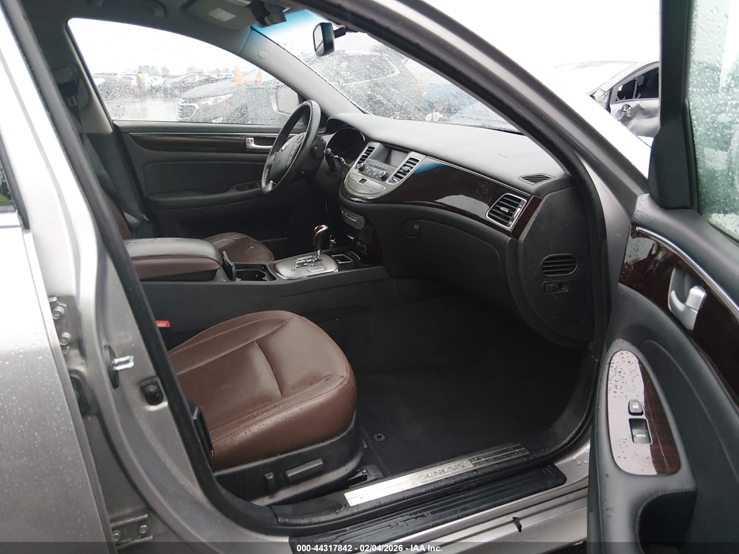 HYUNDAI GENESIS image 5