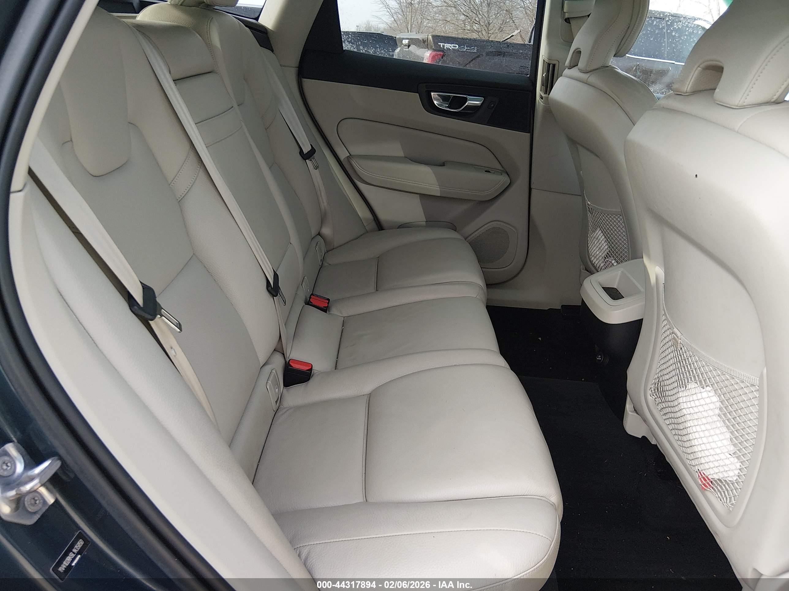 VOLVO XC60 image 8