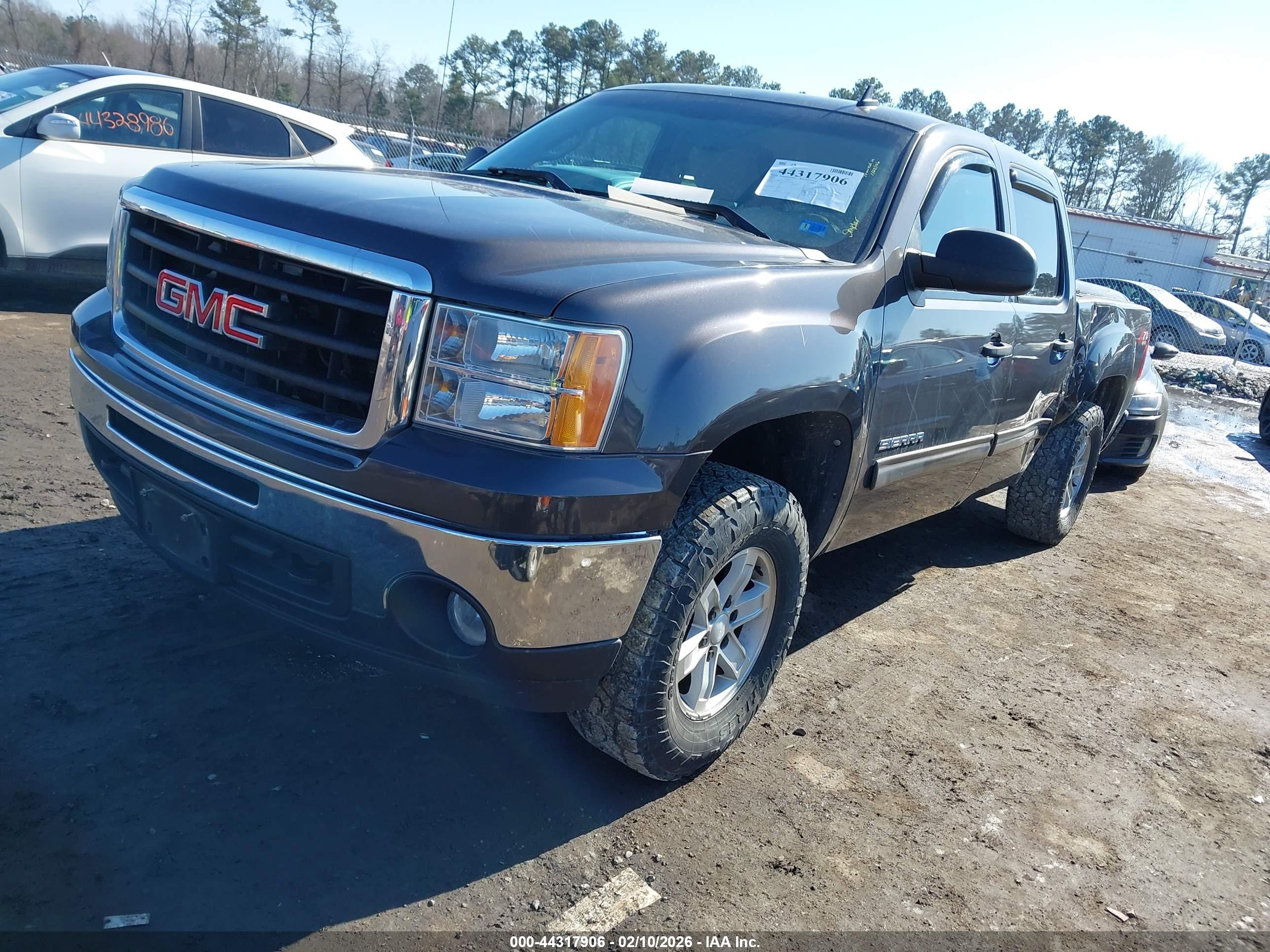 GMC SIERRA image 2