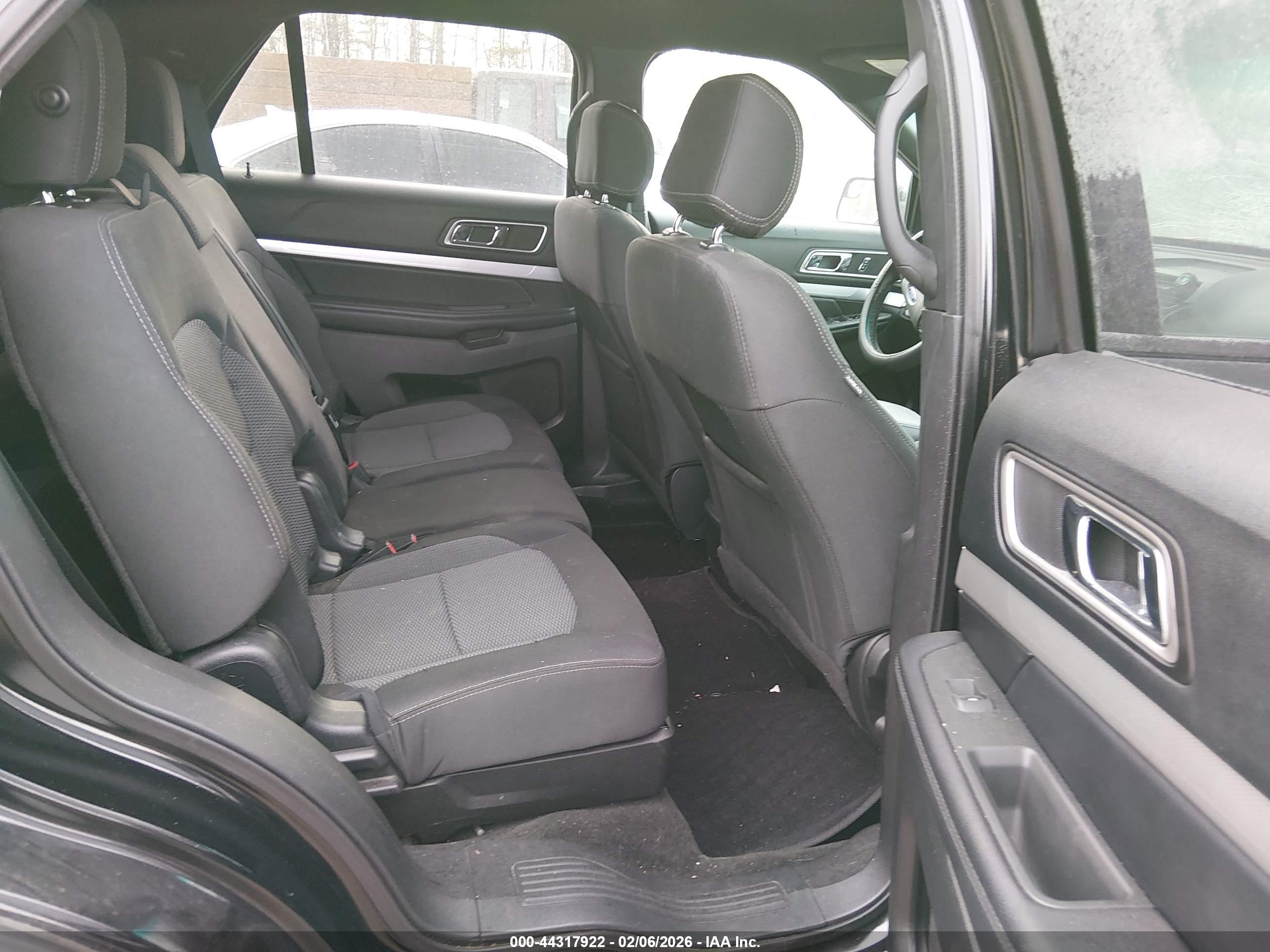 FORD EXPLORER image 8