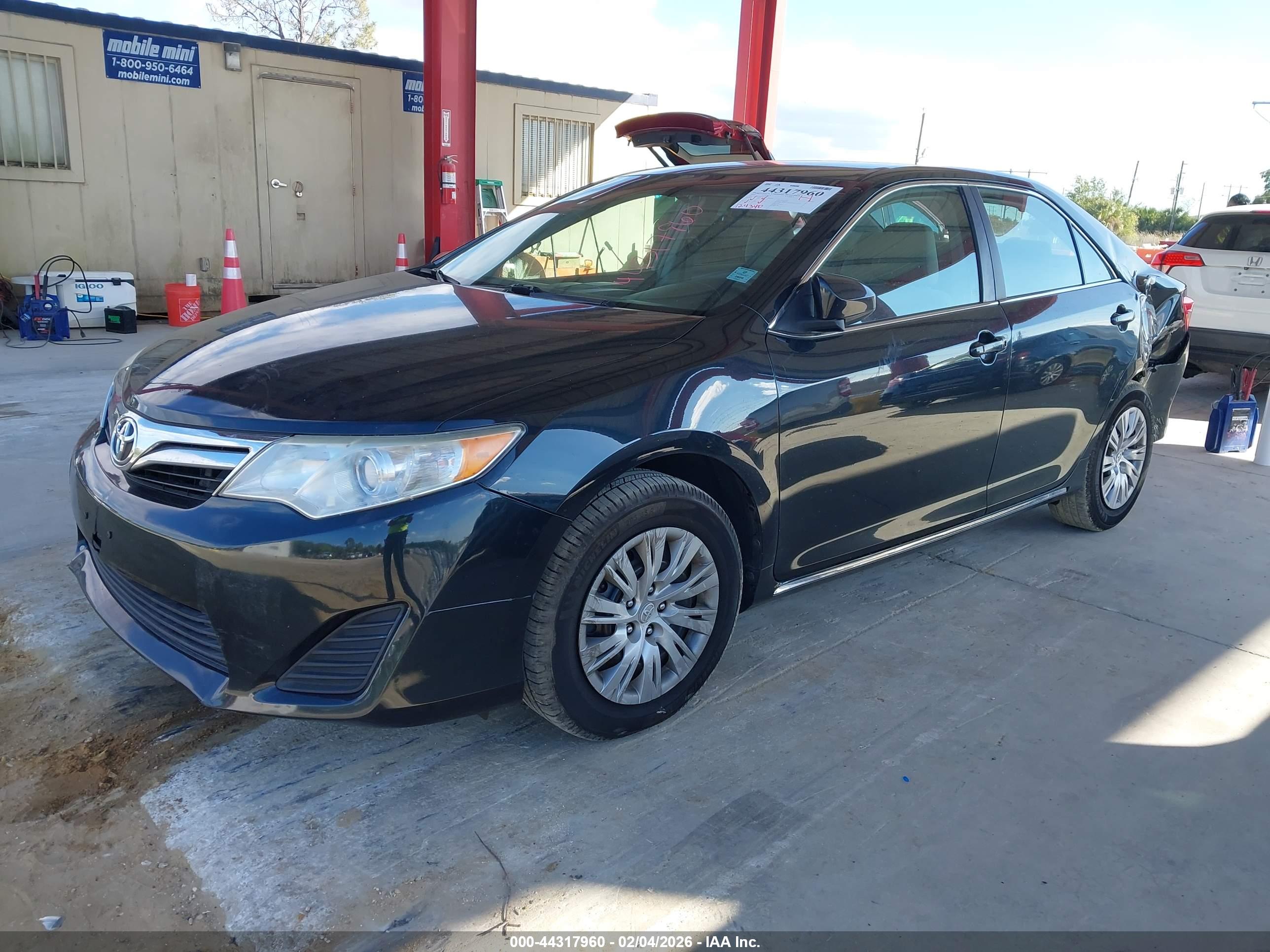 TOYOTA CAMRY image 2
