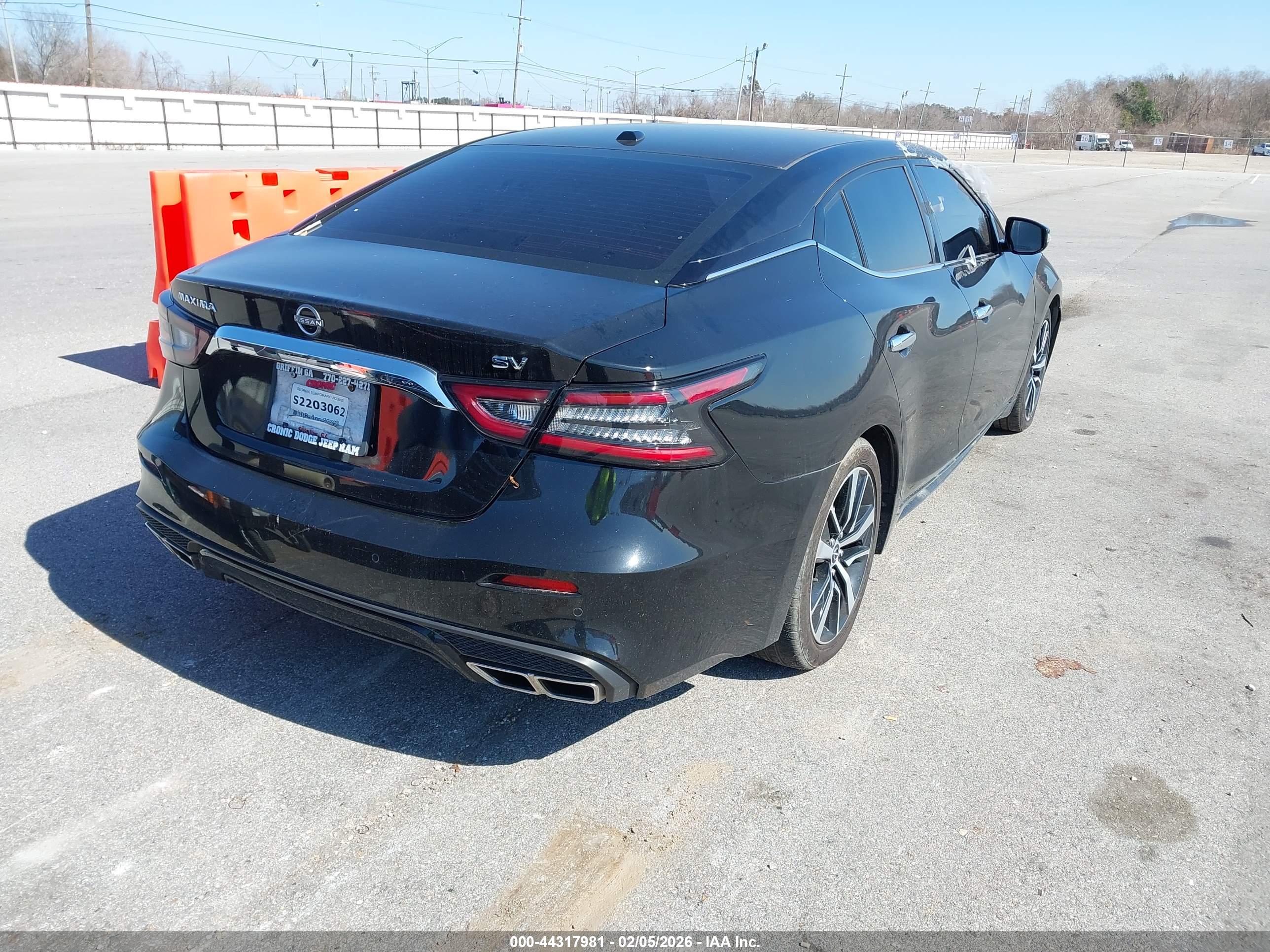 NISSAN MAXIMA image 4