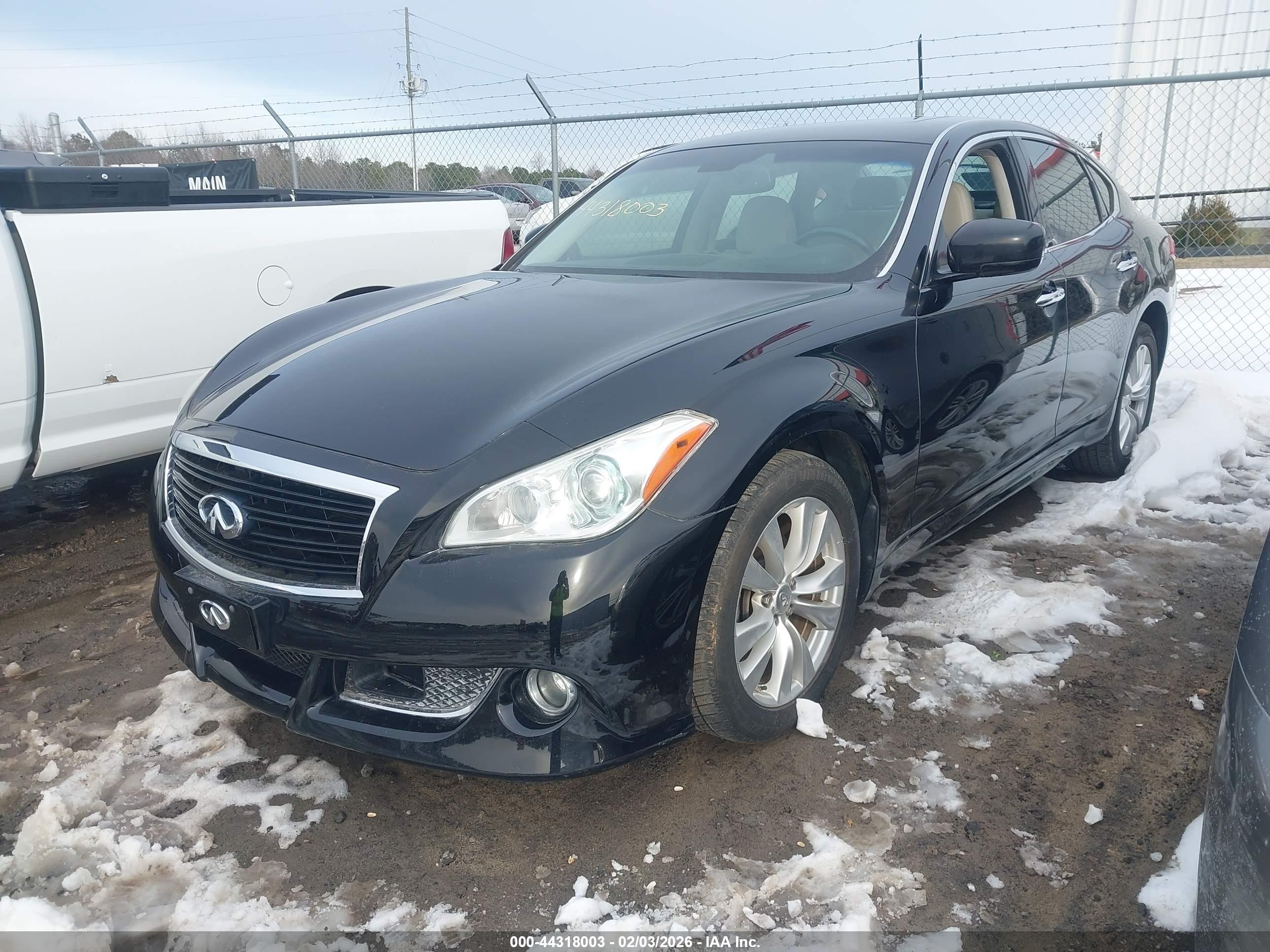 INFINITI M56X image 2