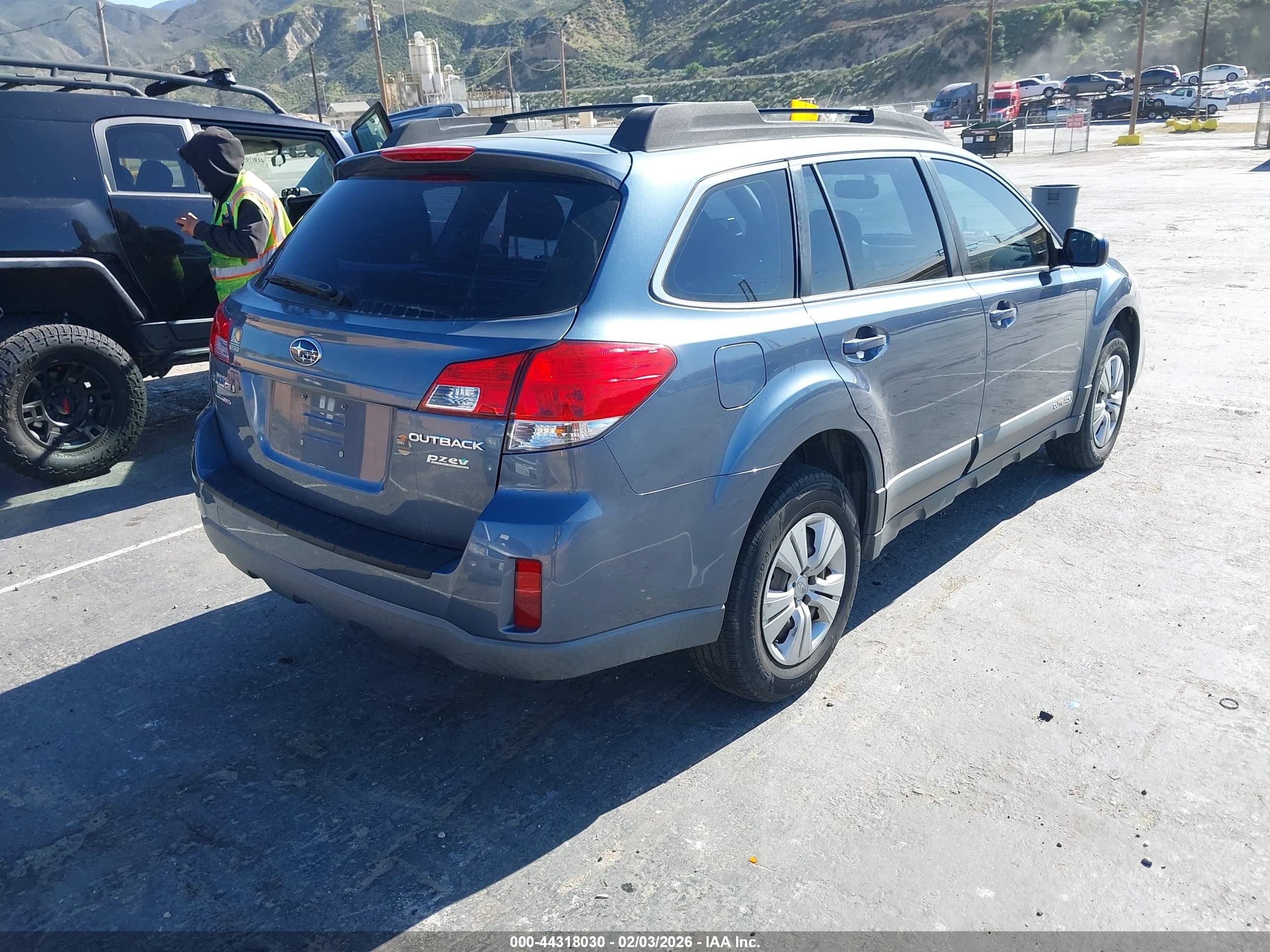 SUBARU OUTBACK image 4