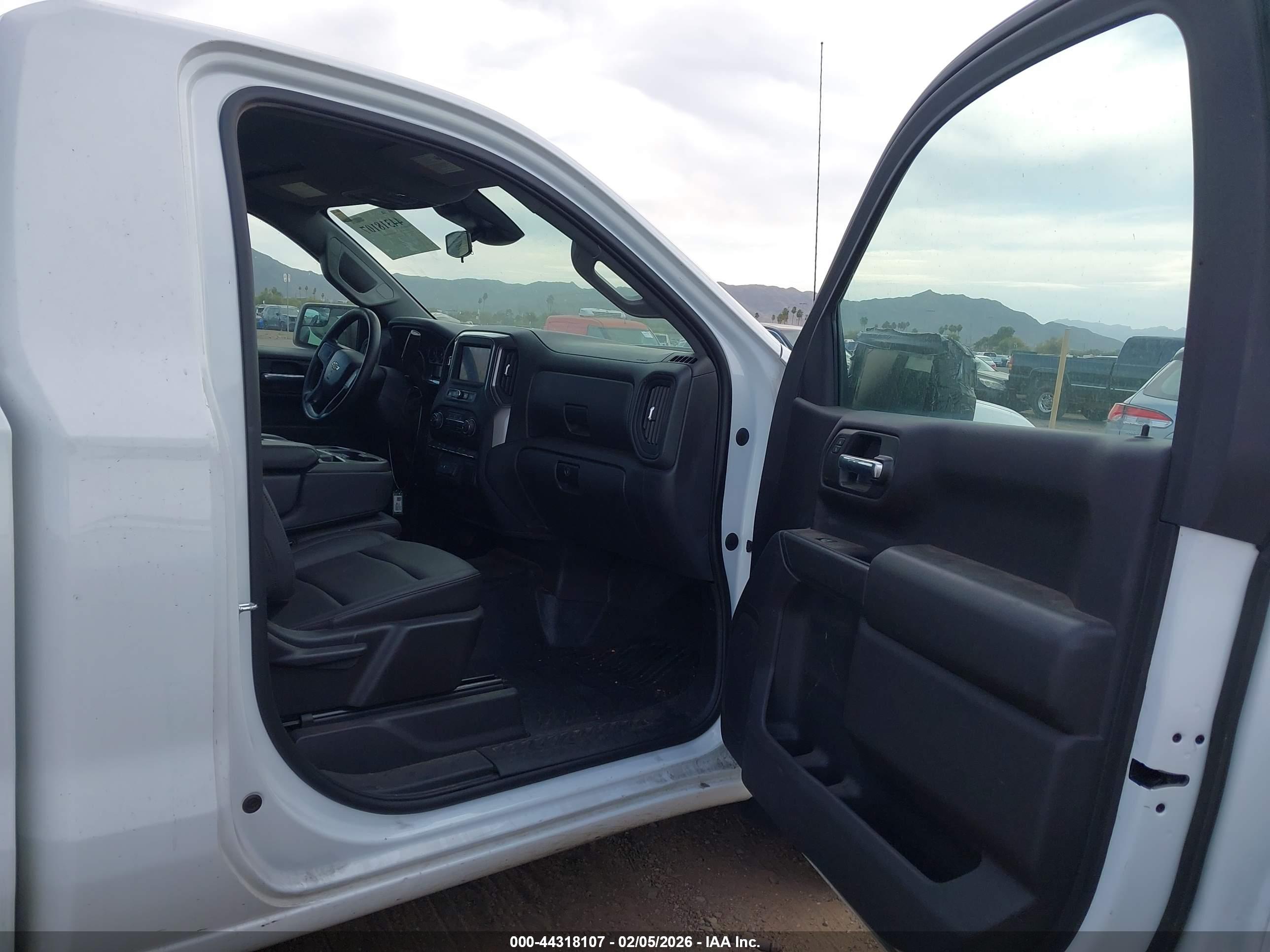 CHEVROLET SILVERADO image 5