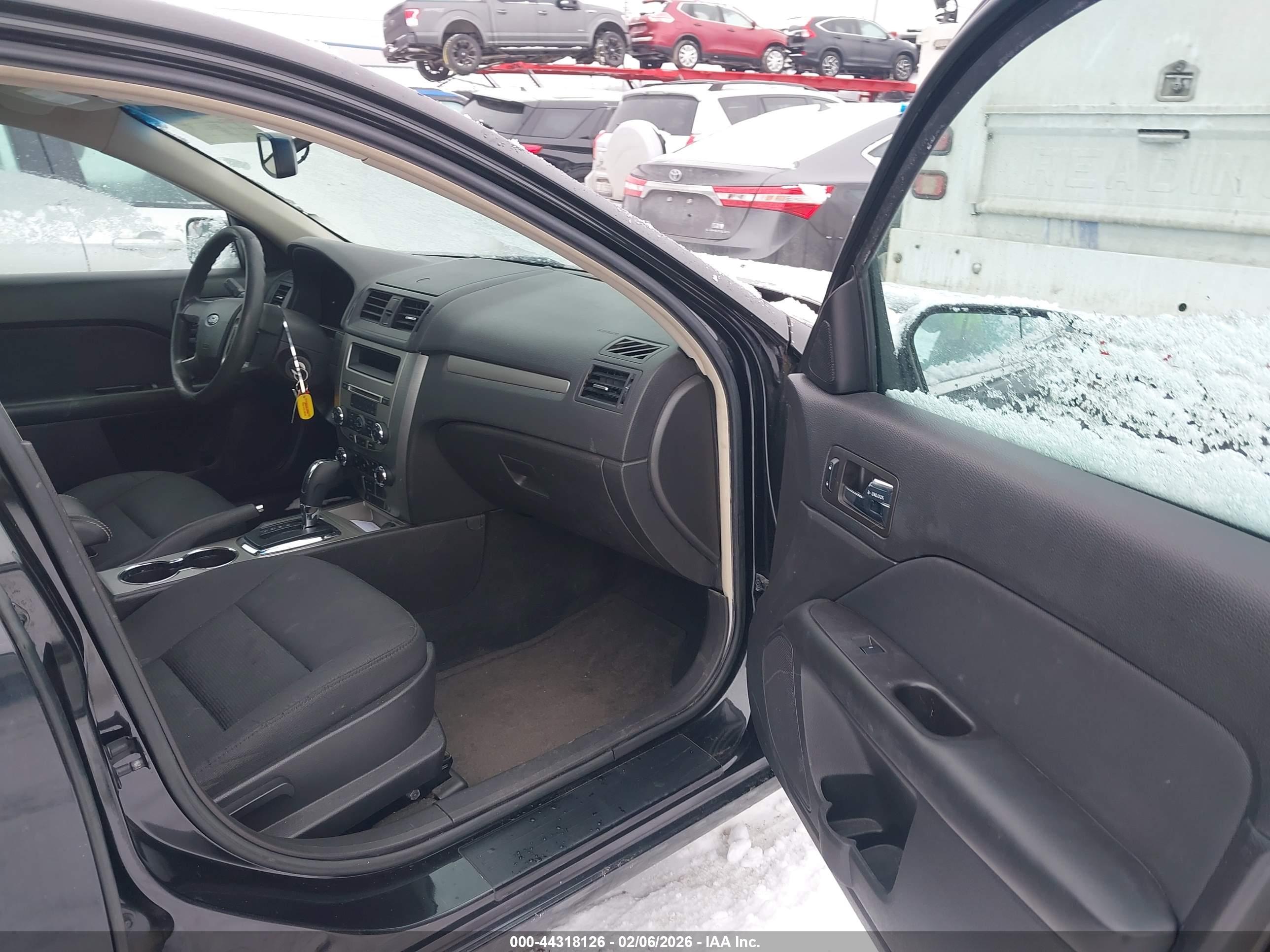 FORD FUSION image 5