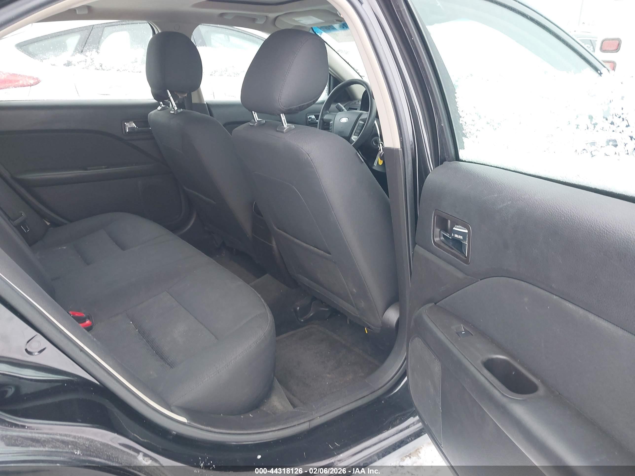 FORD FUSION image 8