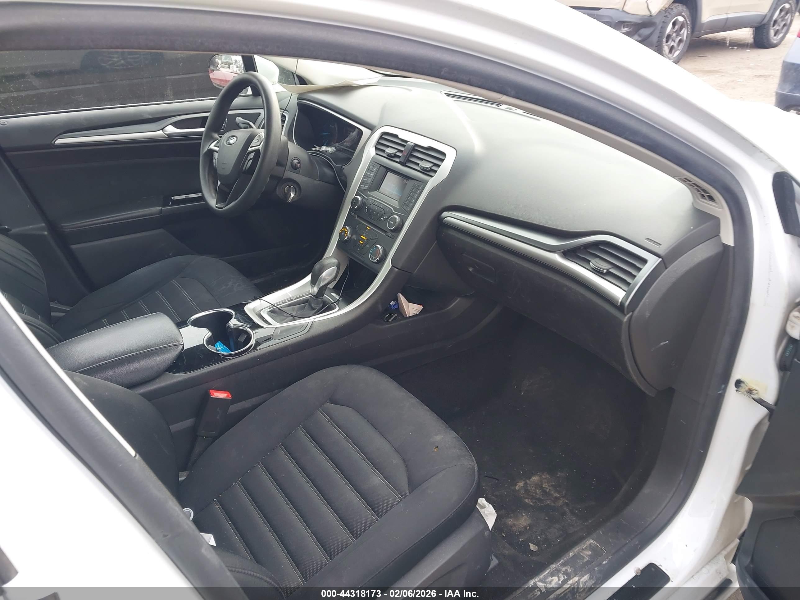 FORD FUSION image 5