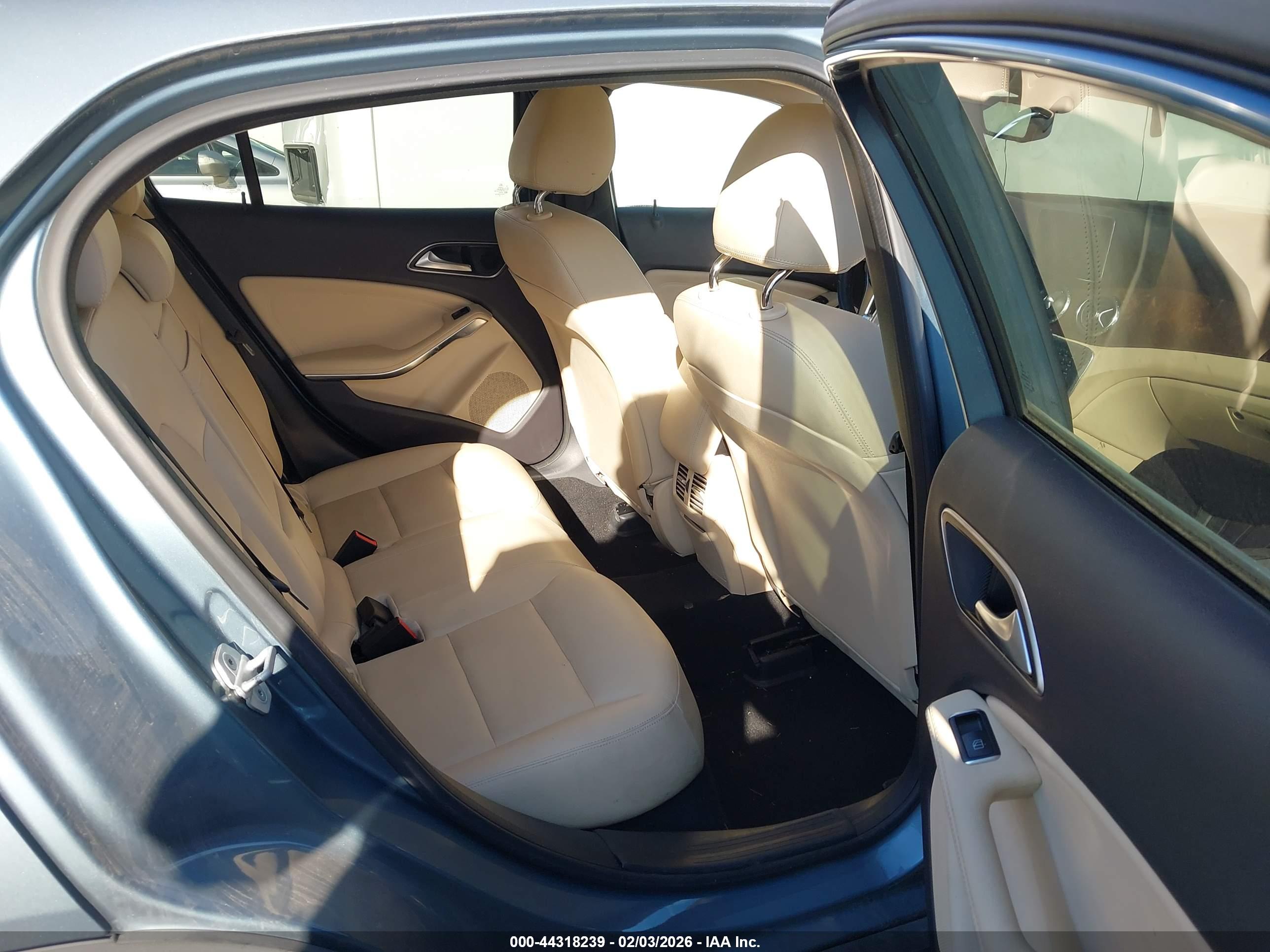 MERCEDES-BENZ GLA image 8