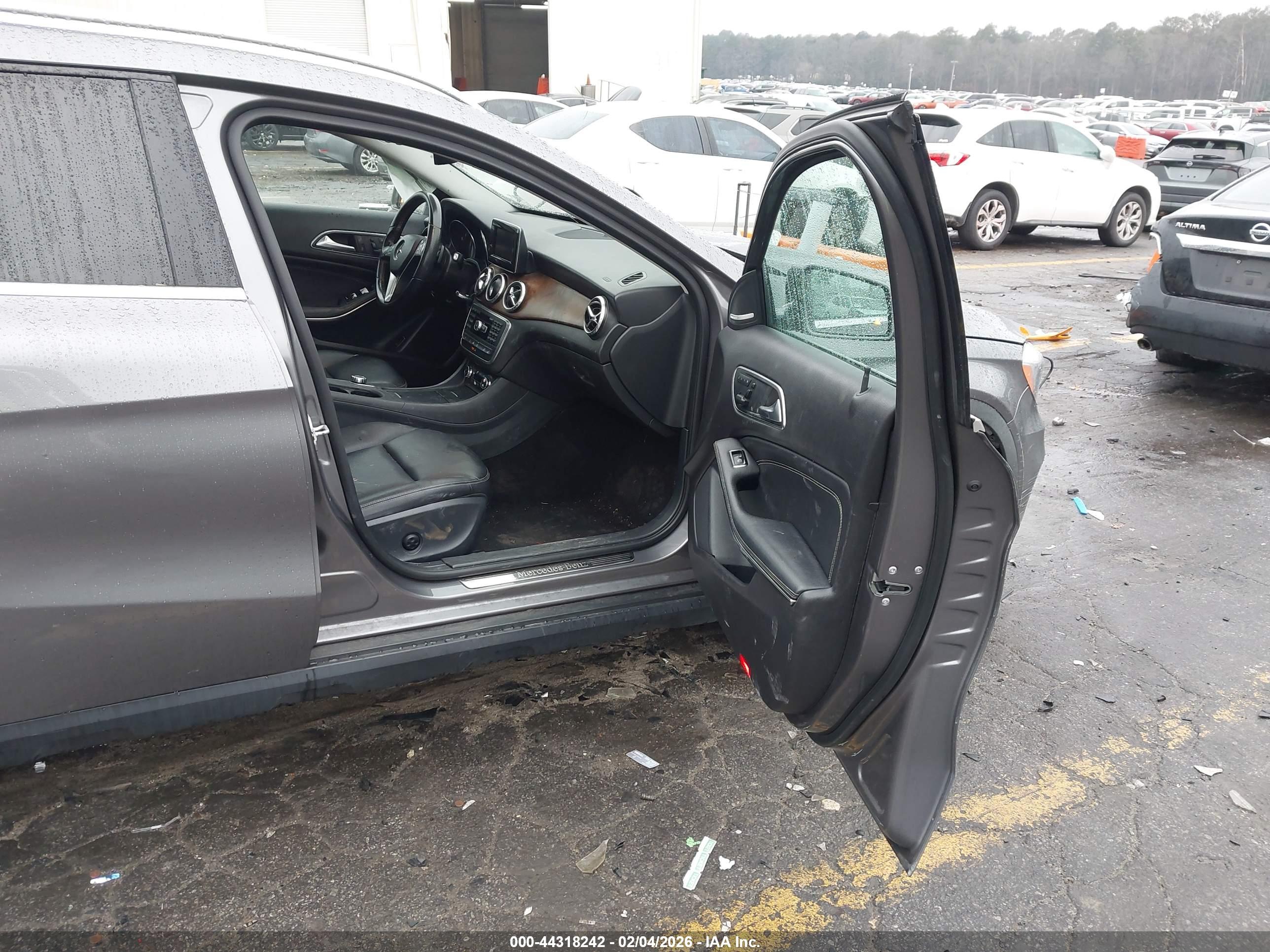MERCEDES-BENZ GLA image 5