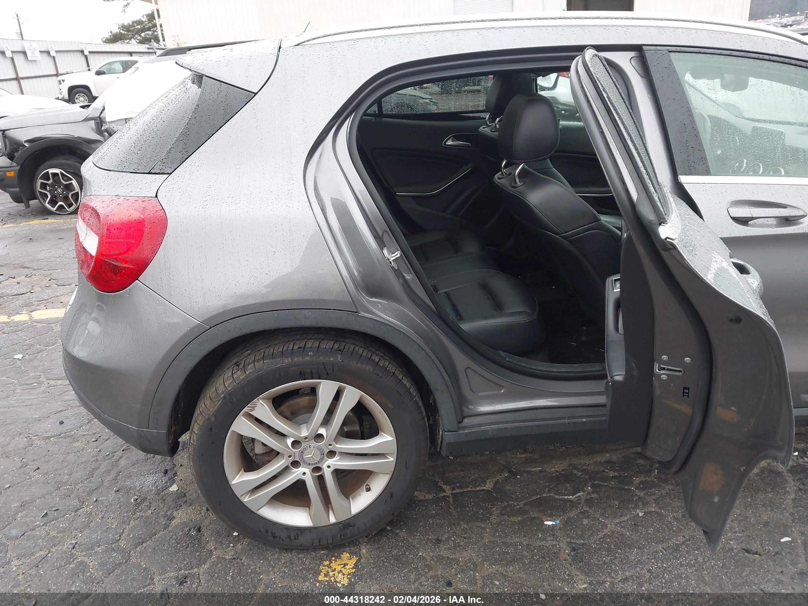 MERCEDES-BENZ GLA image 8