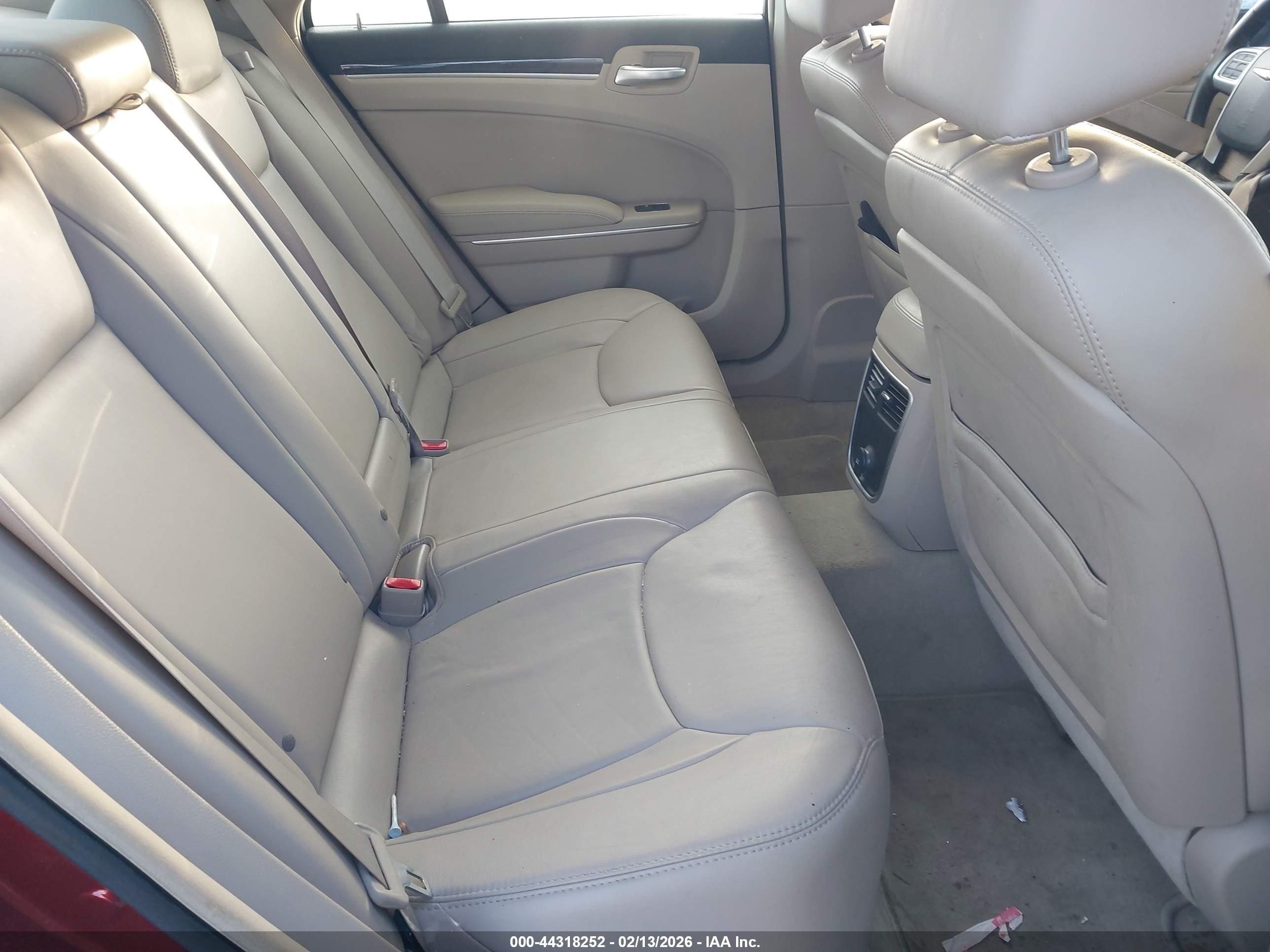 CHRYSLER 300 image 8