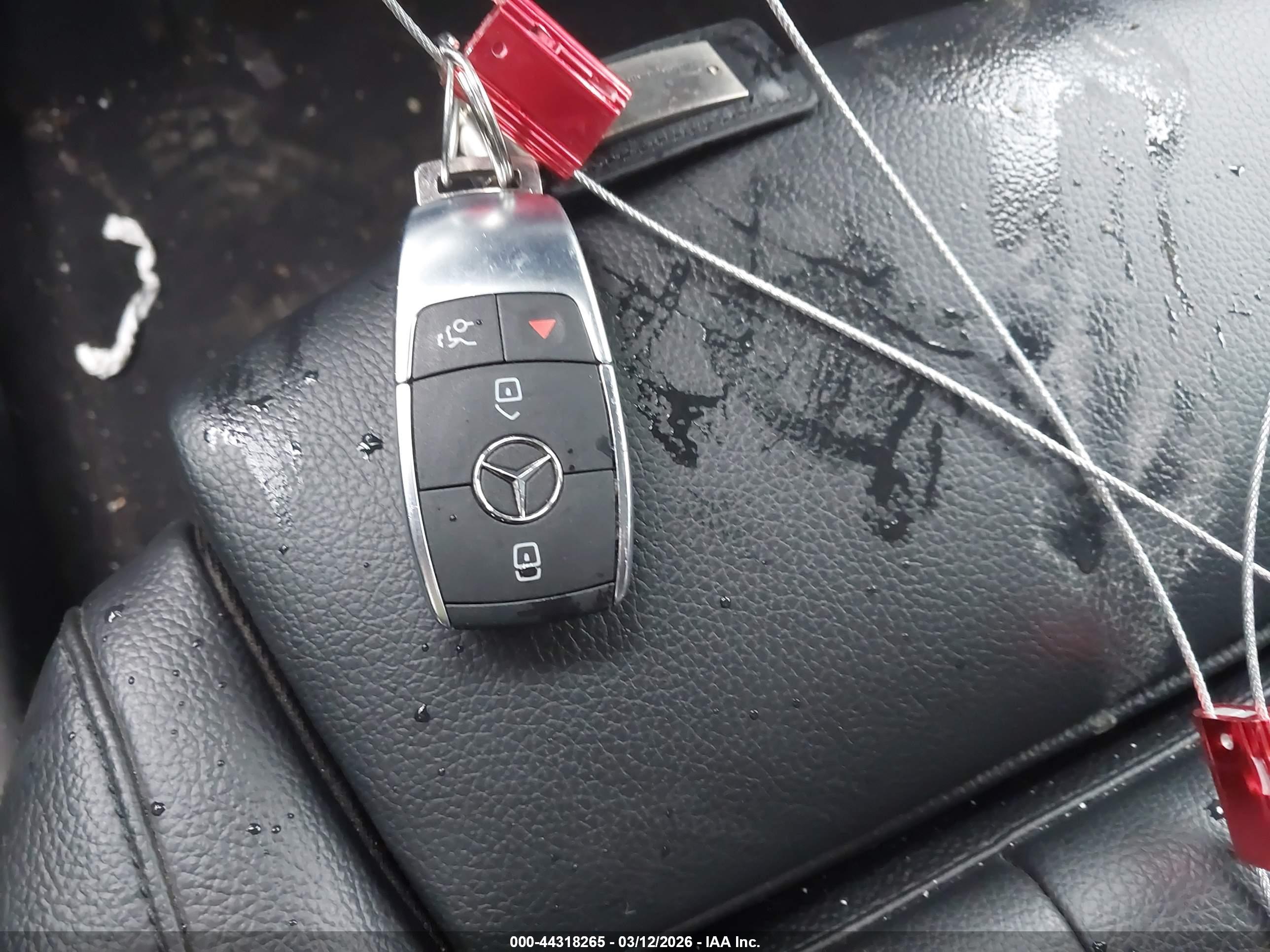 MERCEDES-BENZ GLB image 11