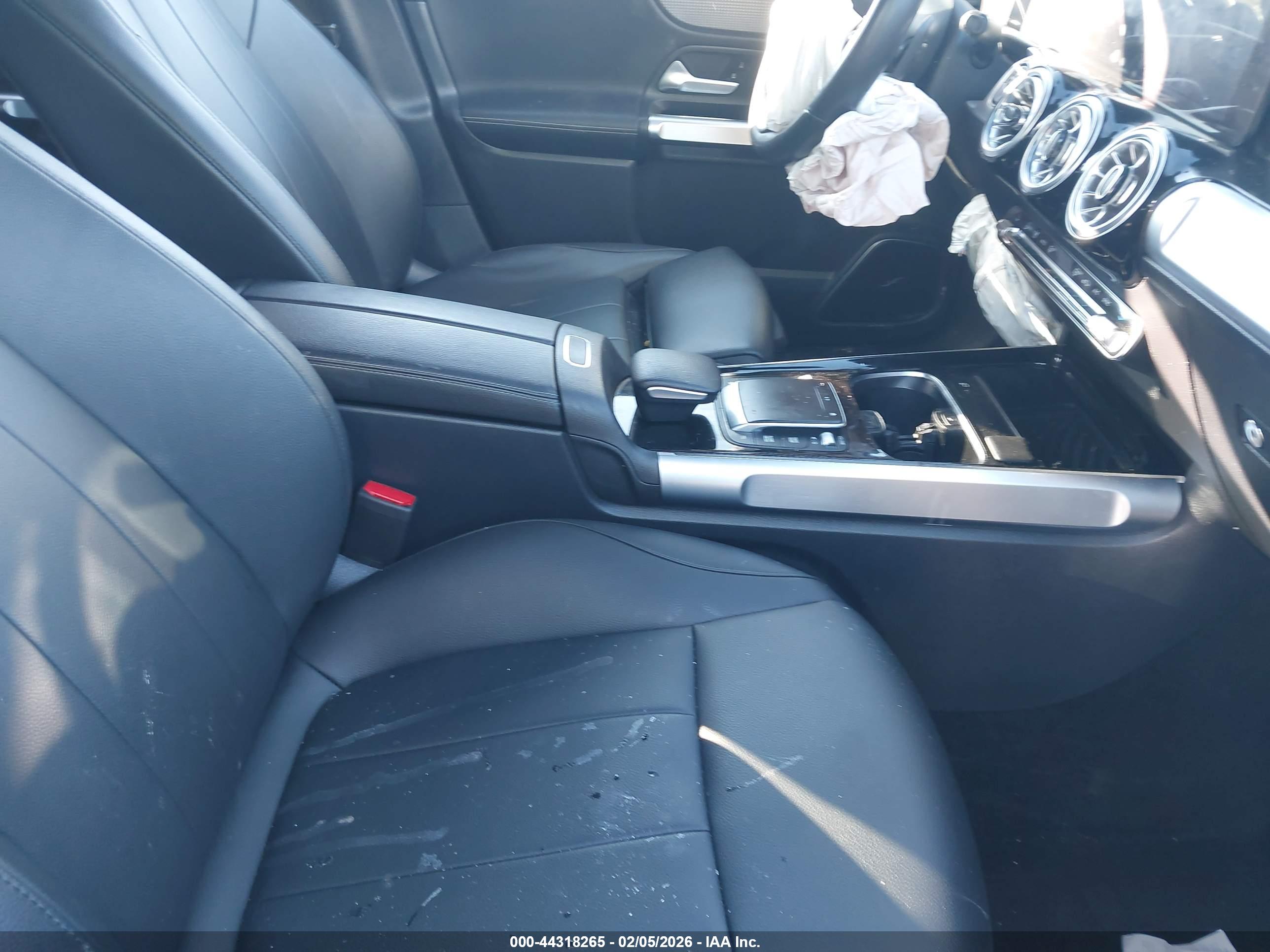 MERCEDES-BENZ GLB image 5