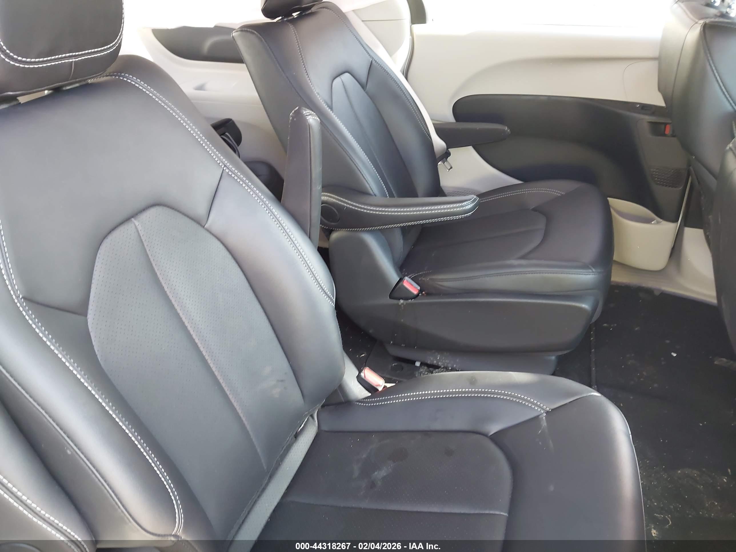 CHRYSLER PACIFICA image 8
