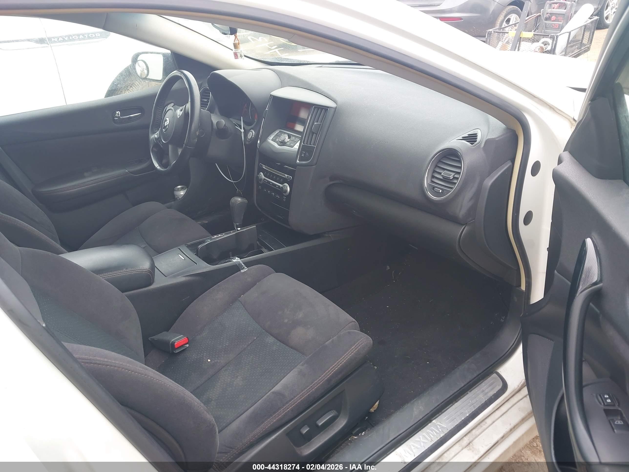 NISSAN MAXIMA image 5