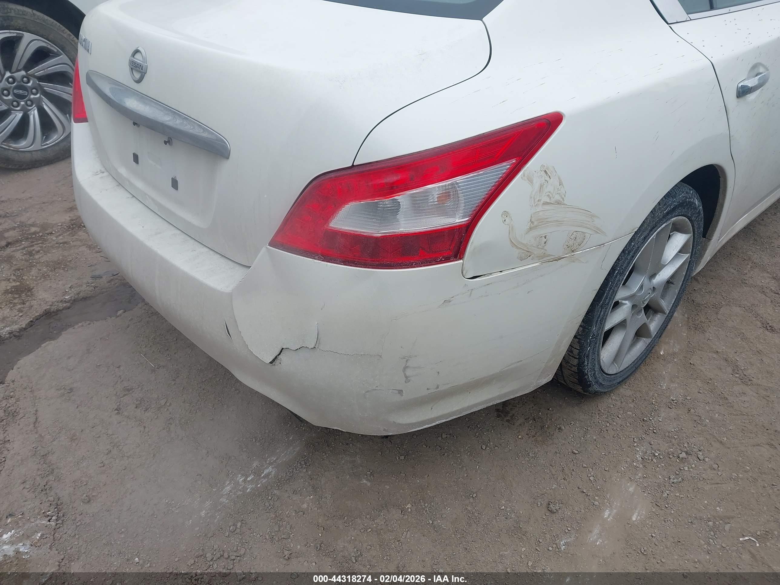 NISSAN MAXIMA image 6