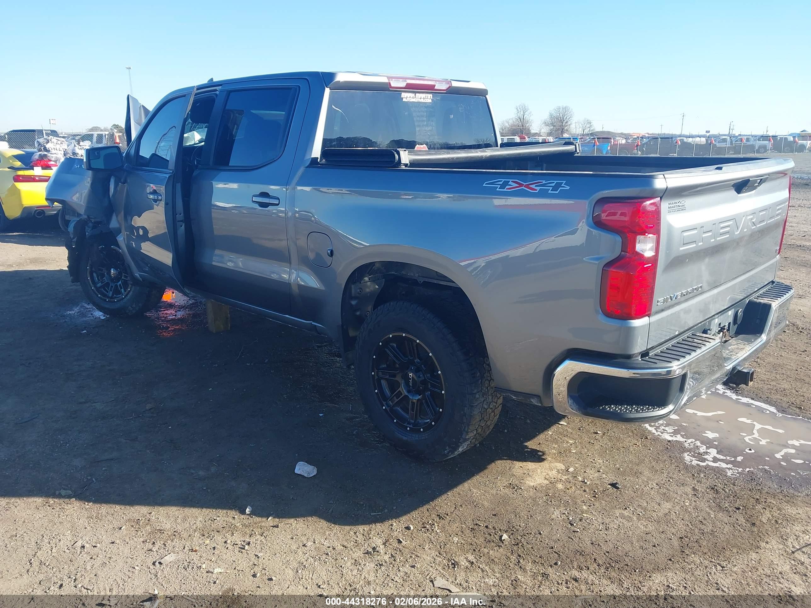 CHEVROLET SILVERADO image 3