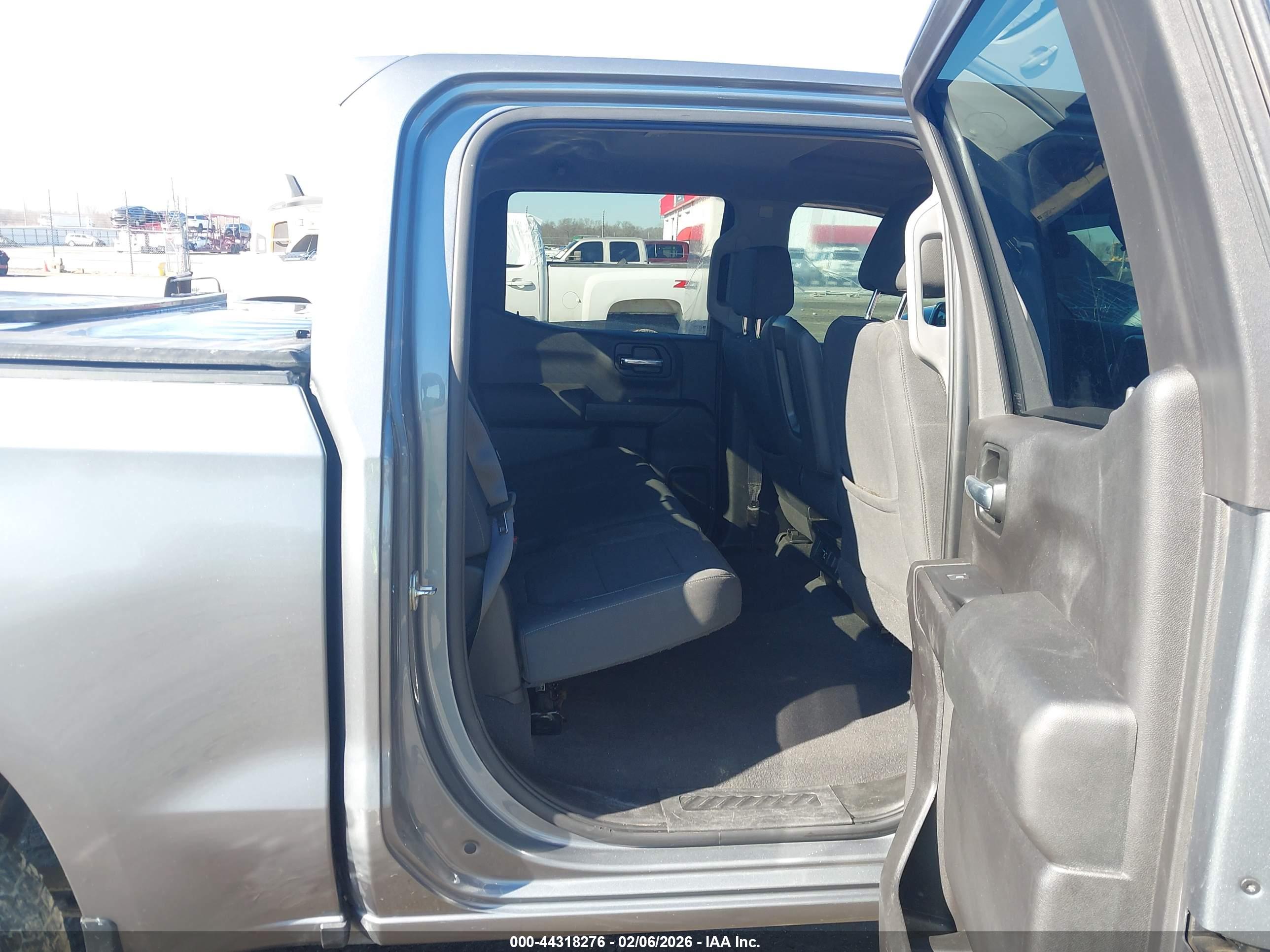 CHEVROLET SILVERADO image 8