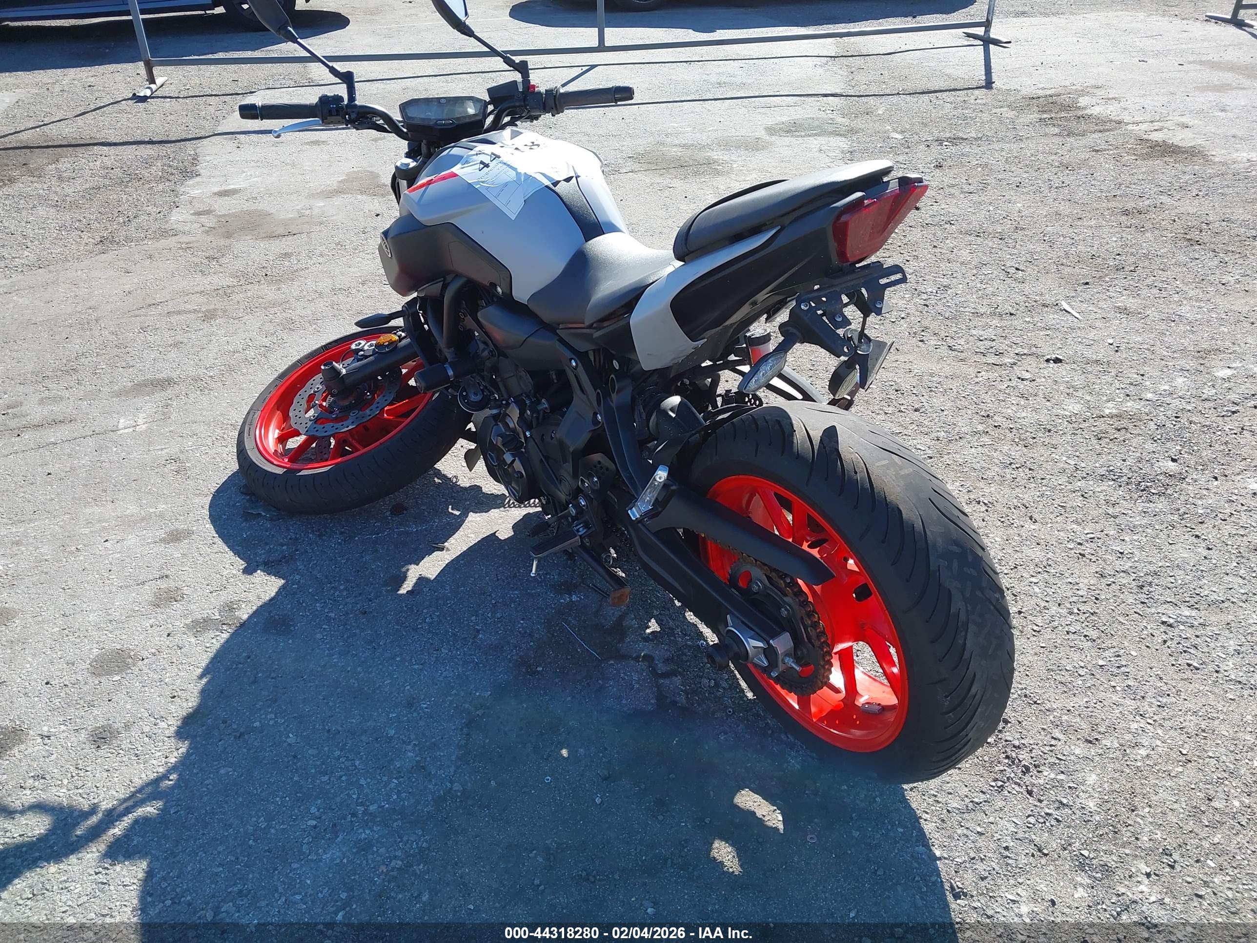 YAMAHA MT07 image 3
