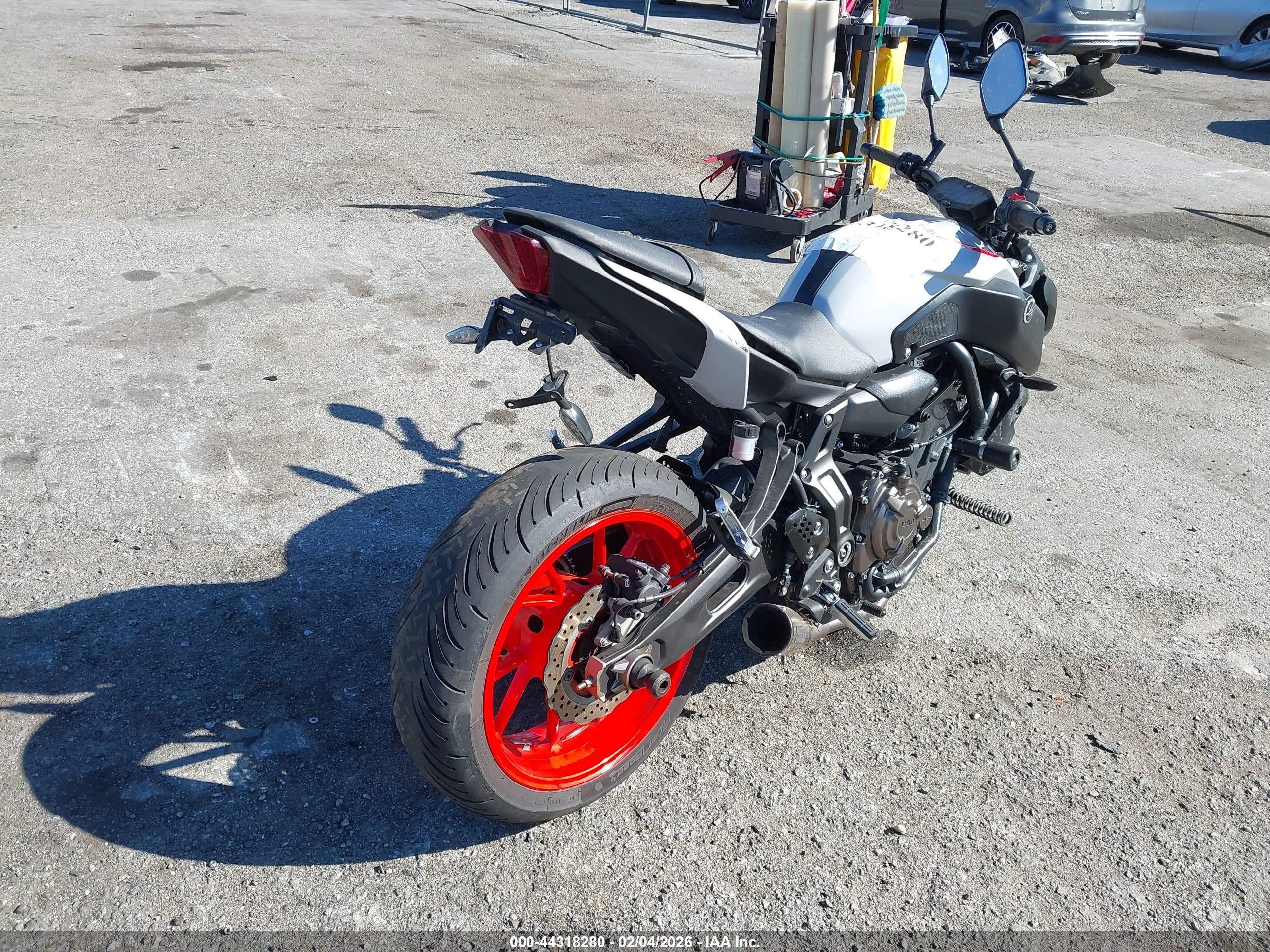 YAMAHA MT07 image 4