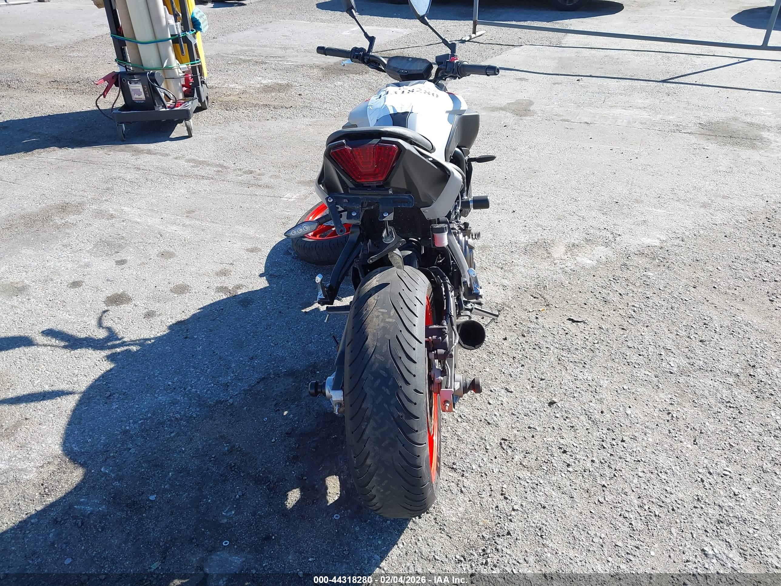 YAMAHA MT07 image 6