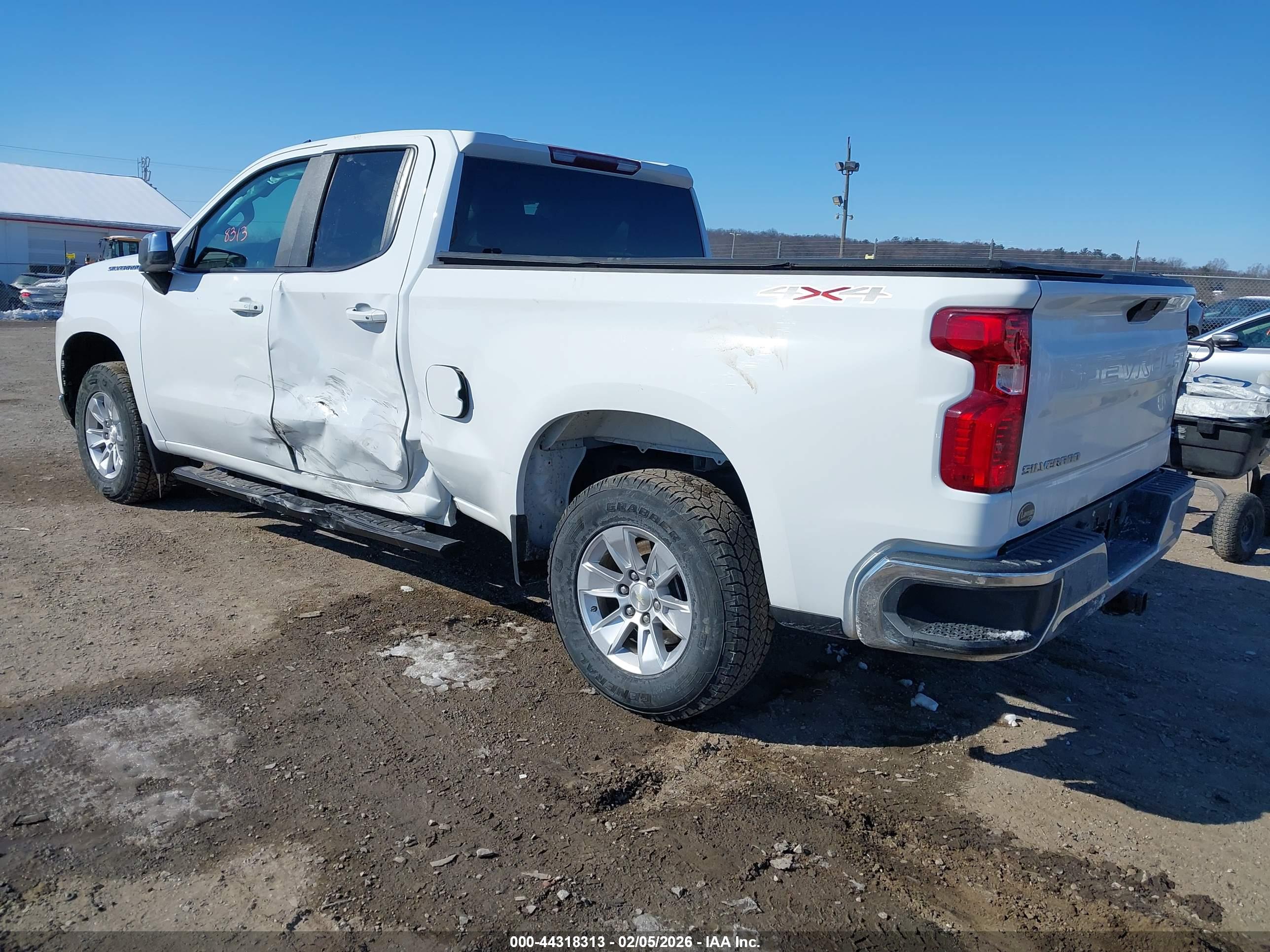 CHEVROLET SILVERADO image 3