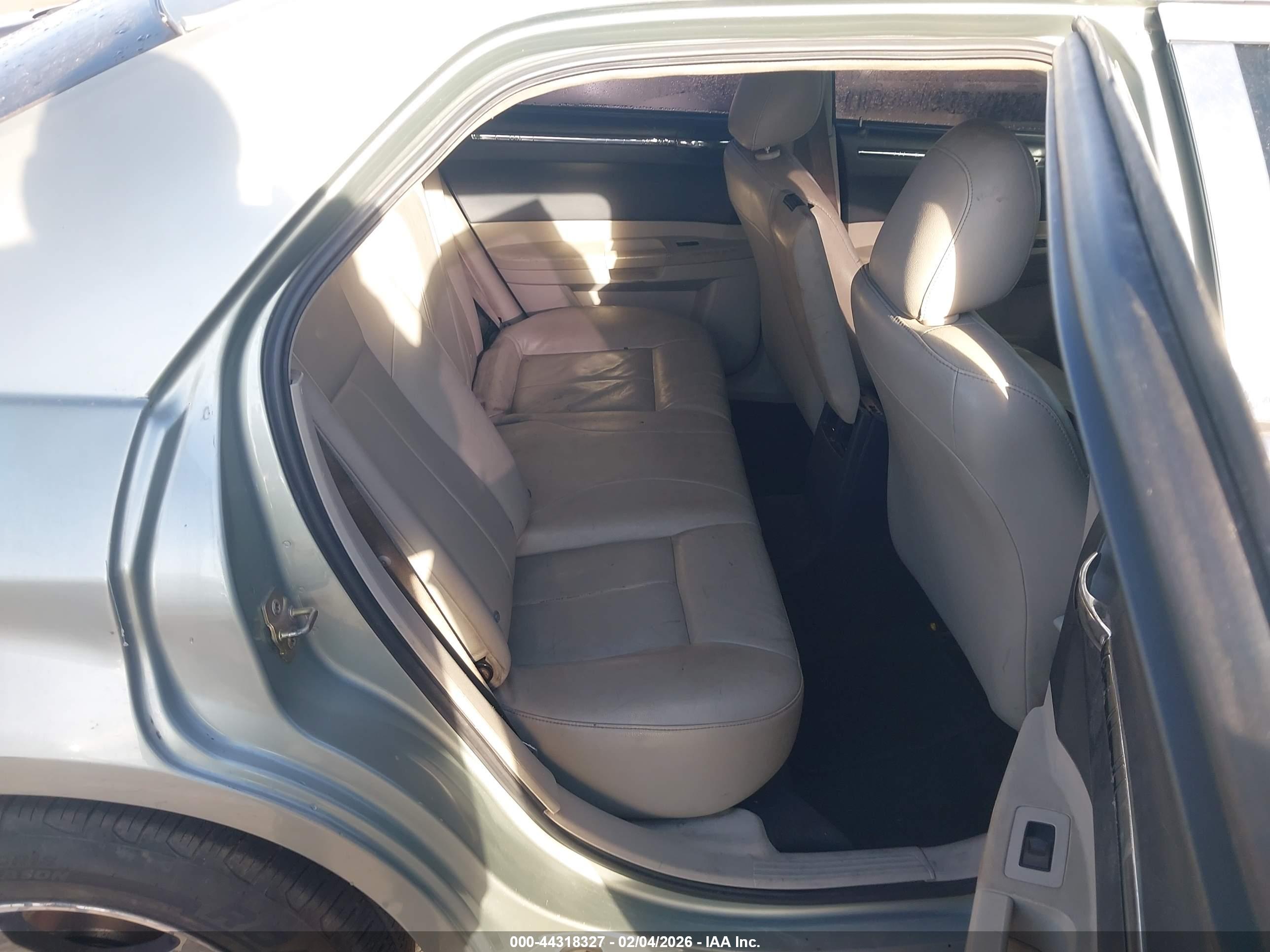 CHRYSLER 300 image 8