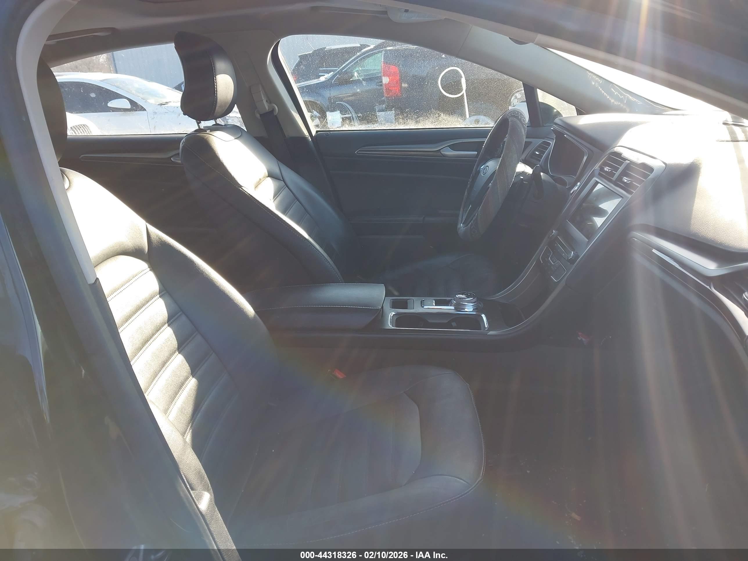 FORD FUSION image 5