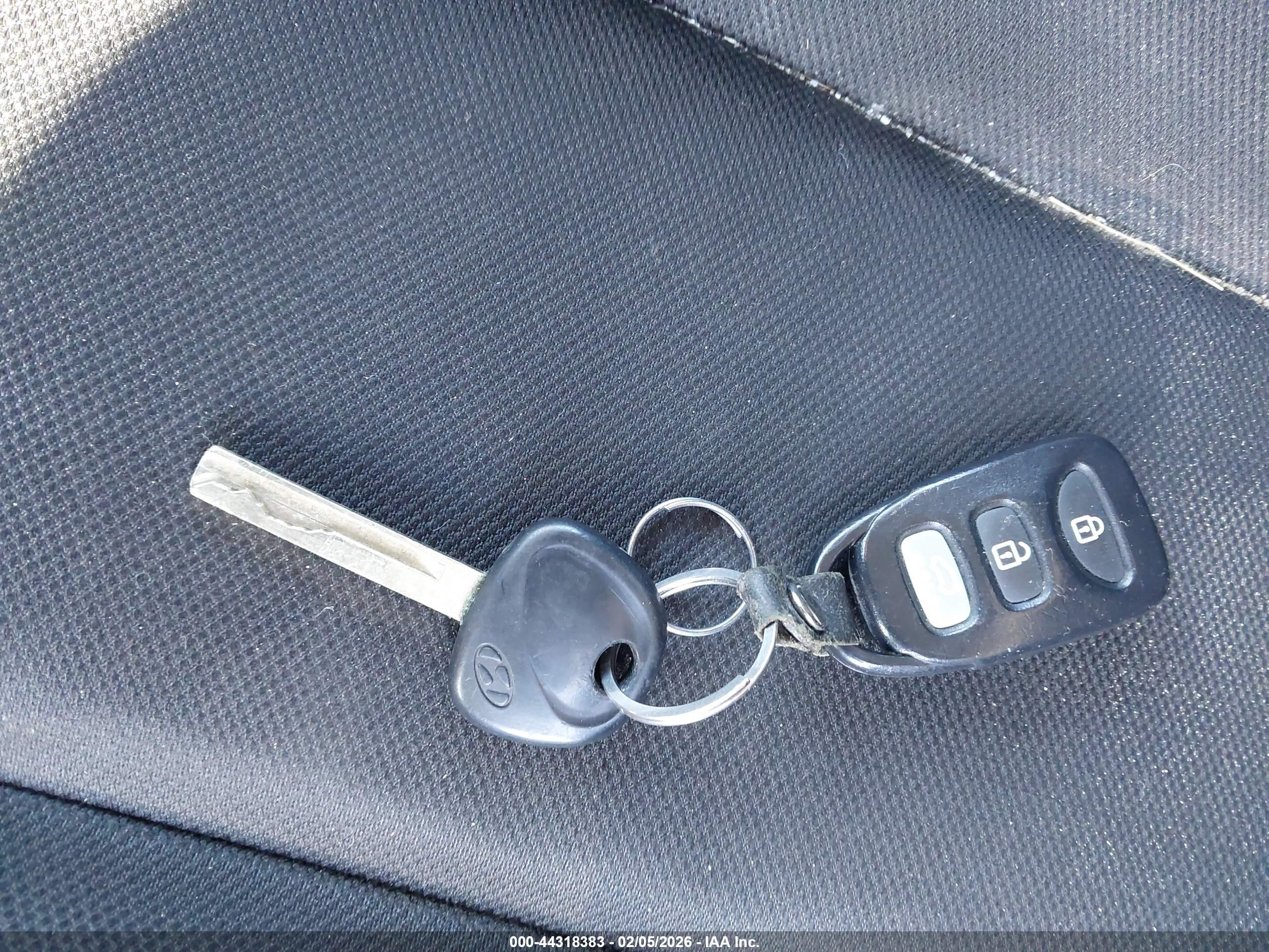 HYUNDAI VELOSTER image 11