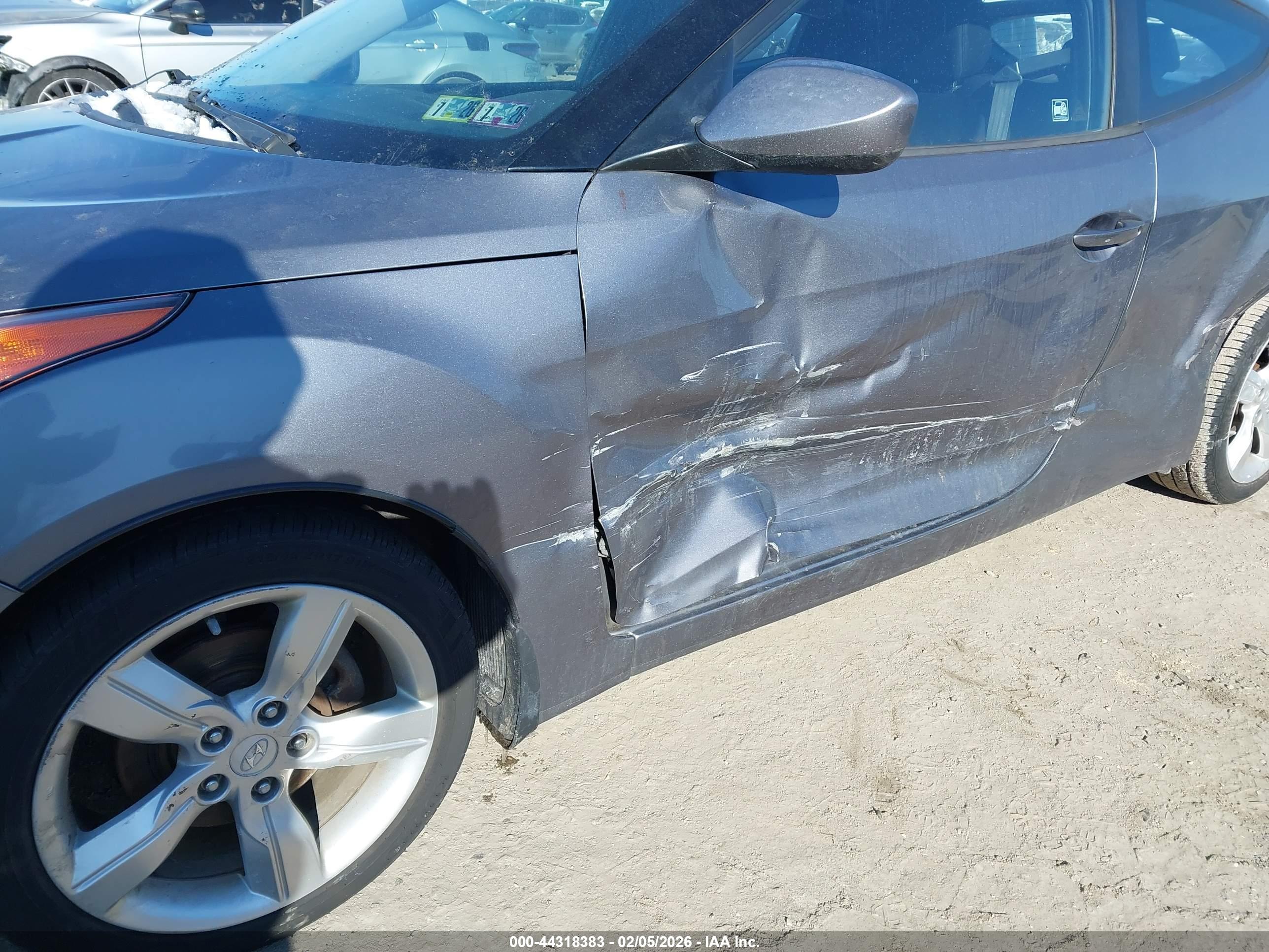 HYUNDAI VELOSTER image 6