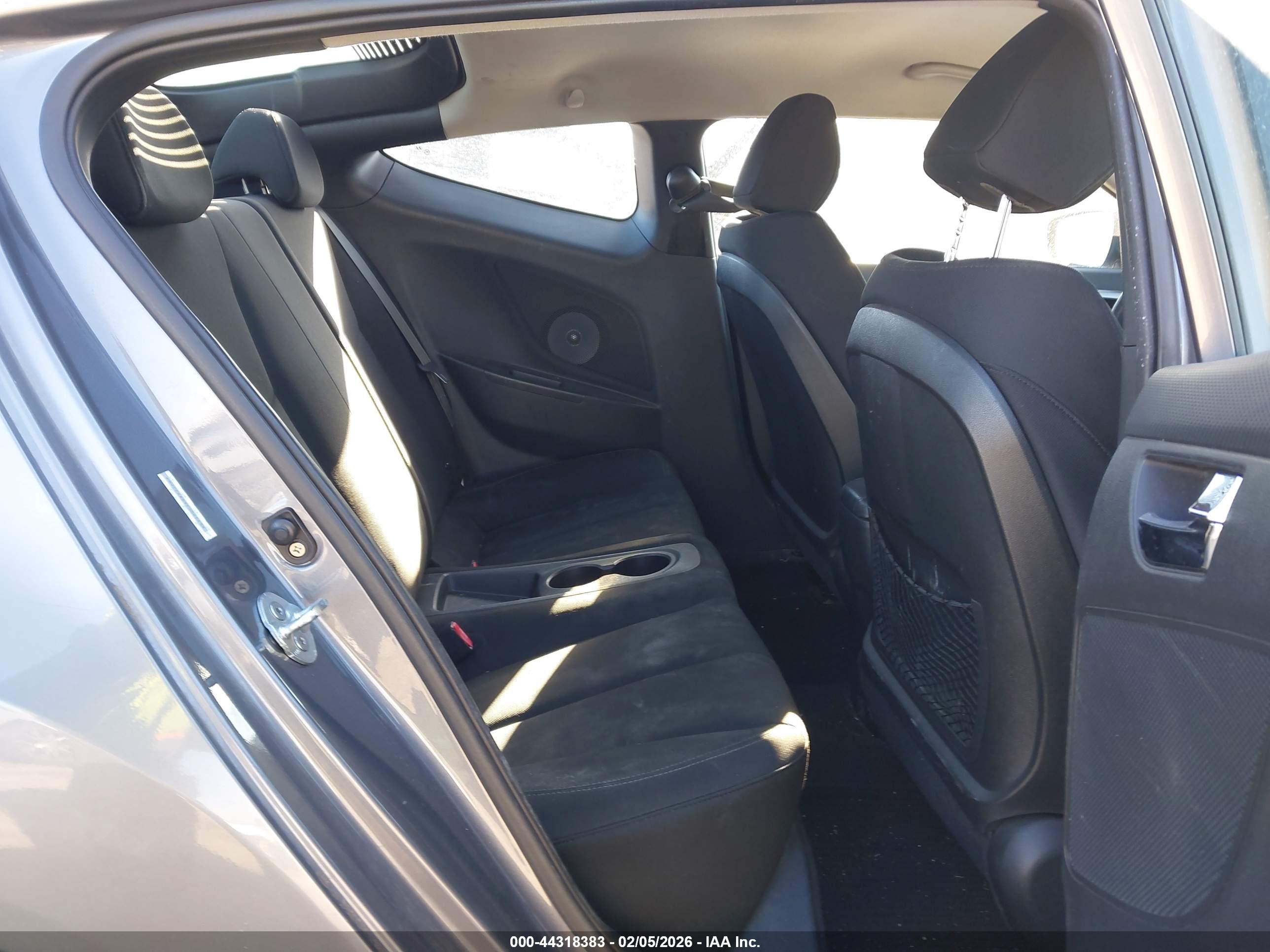 HYUNDAI VELOSTER image 8