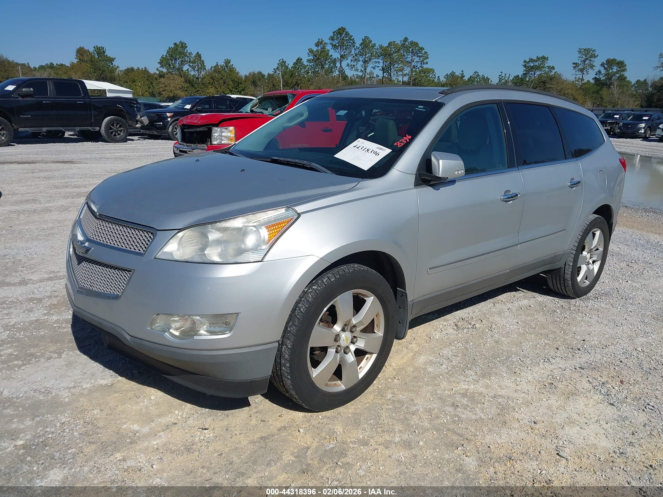 CHEVROLET TRAVERSE image 2