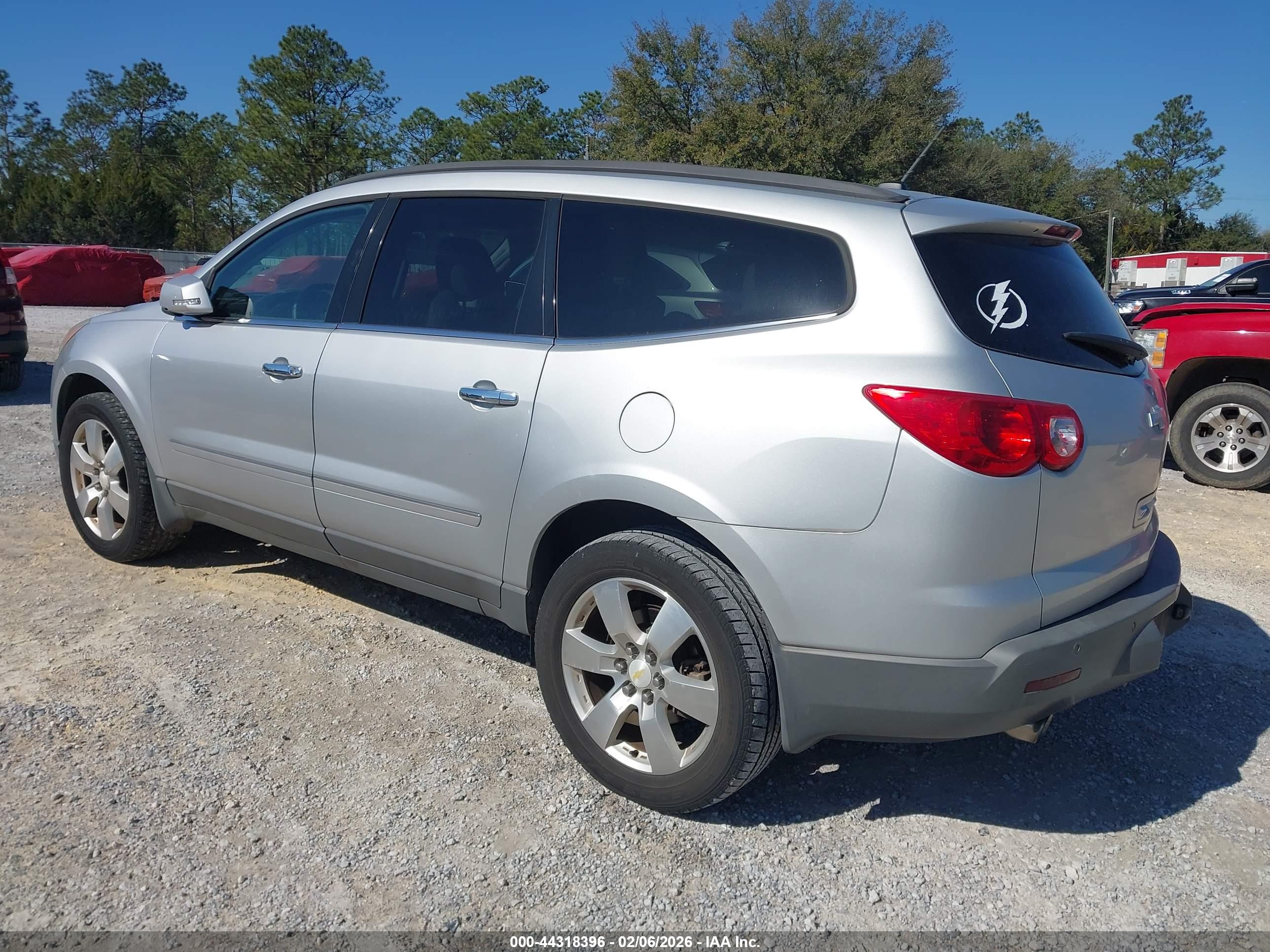 CHEVROLET TRAVERSE image 3