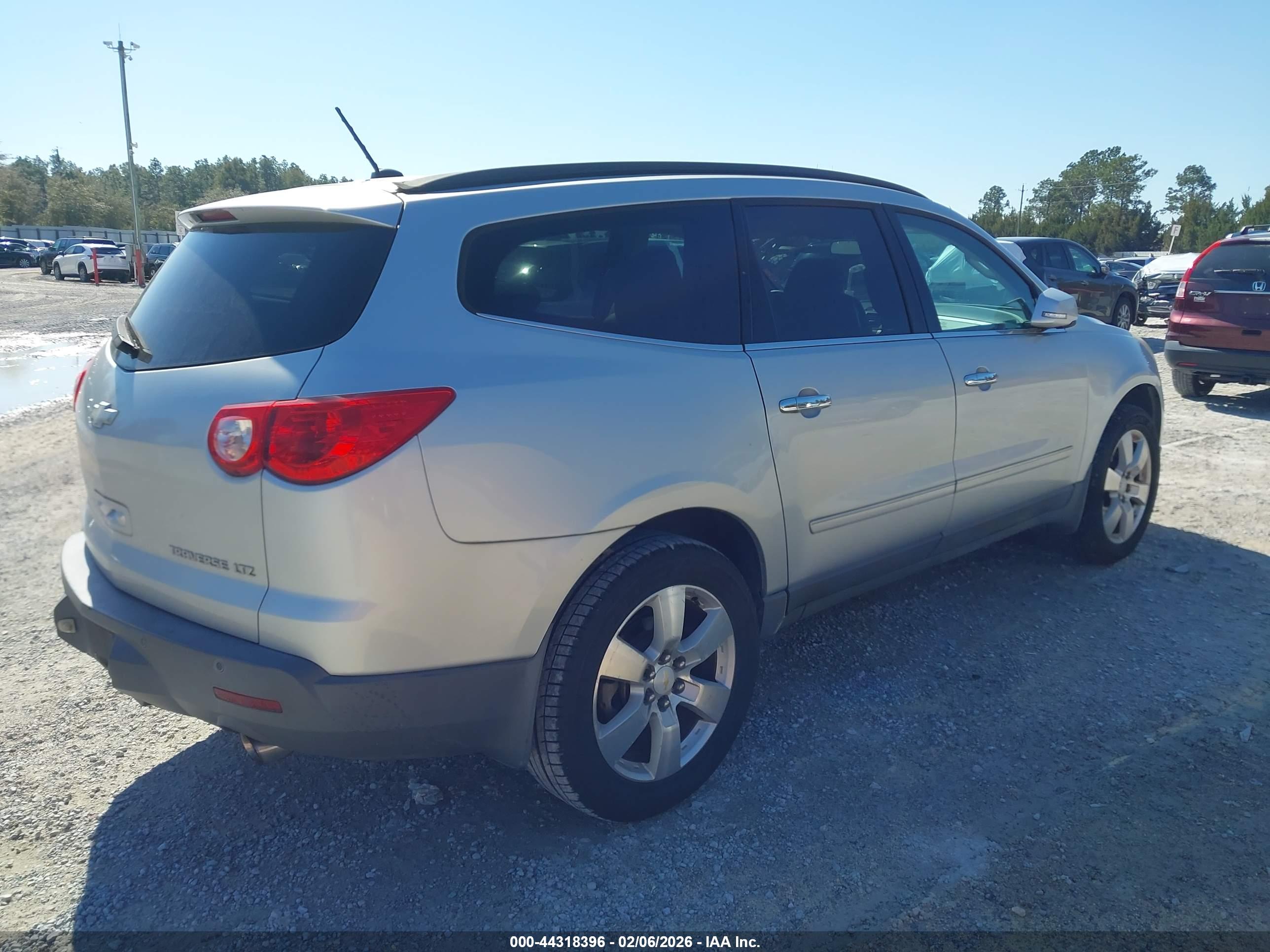 CHEVROLET TRAVERSE image 4