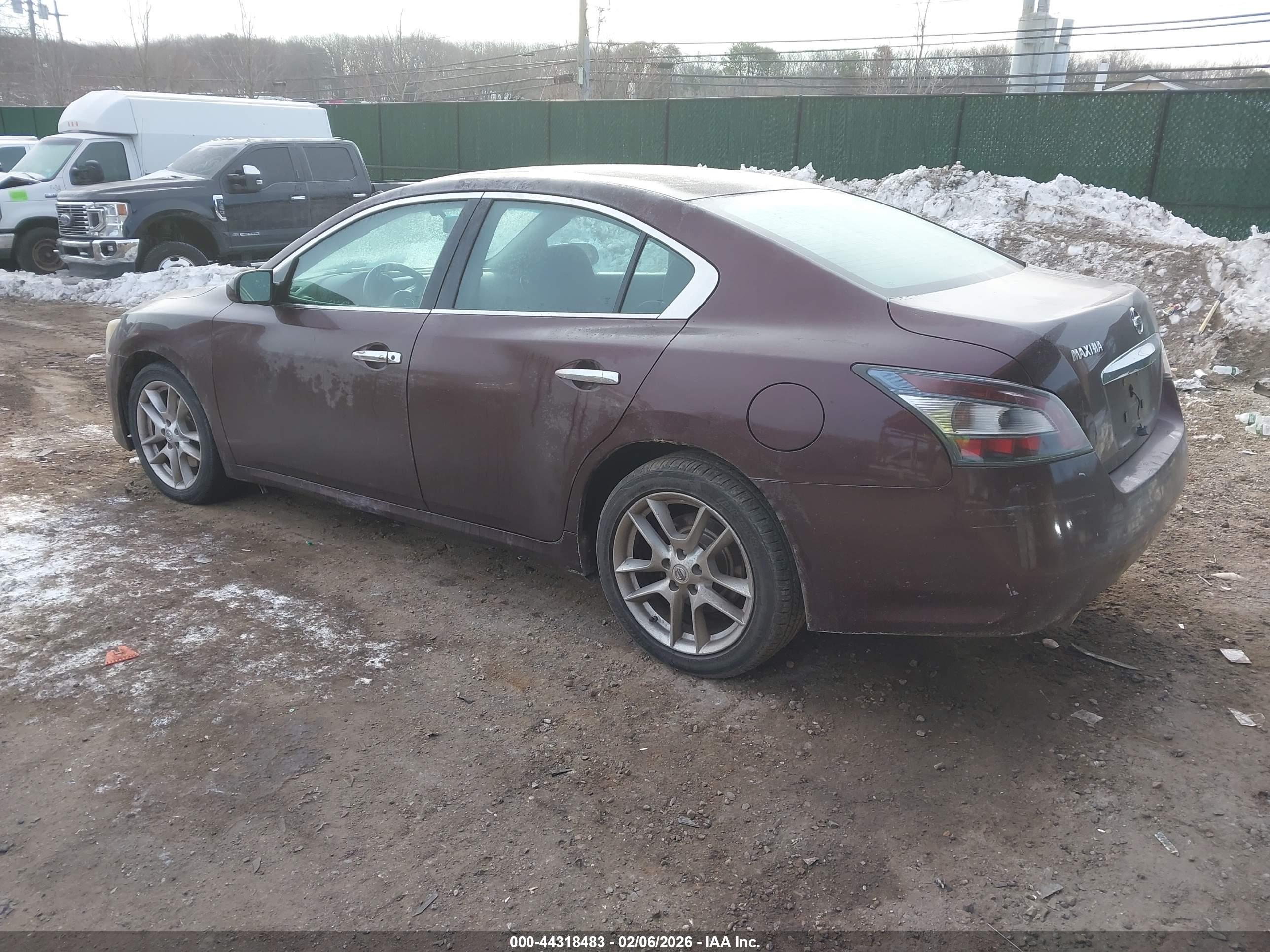 NISSAN MAXIMA image 3