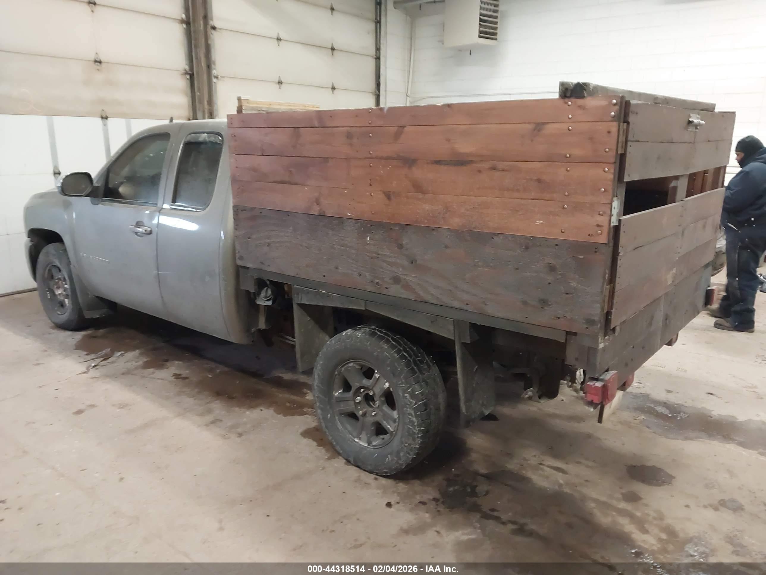 CHEVROLET SILVERADO image 3