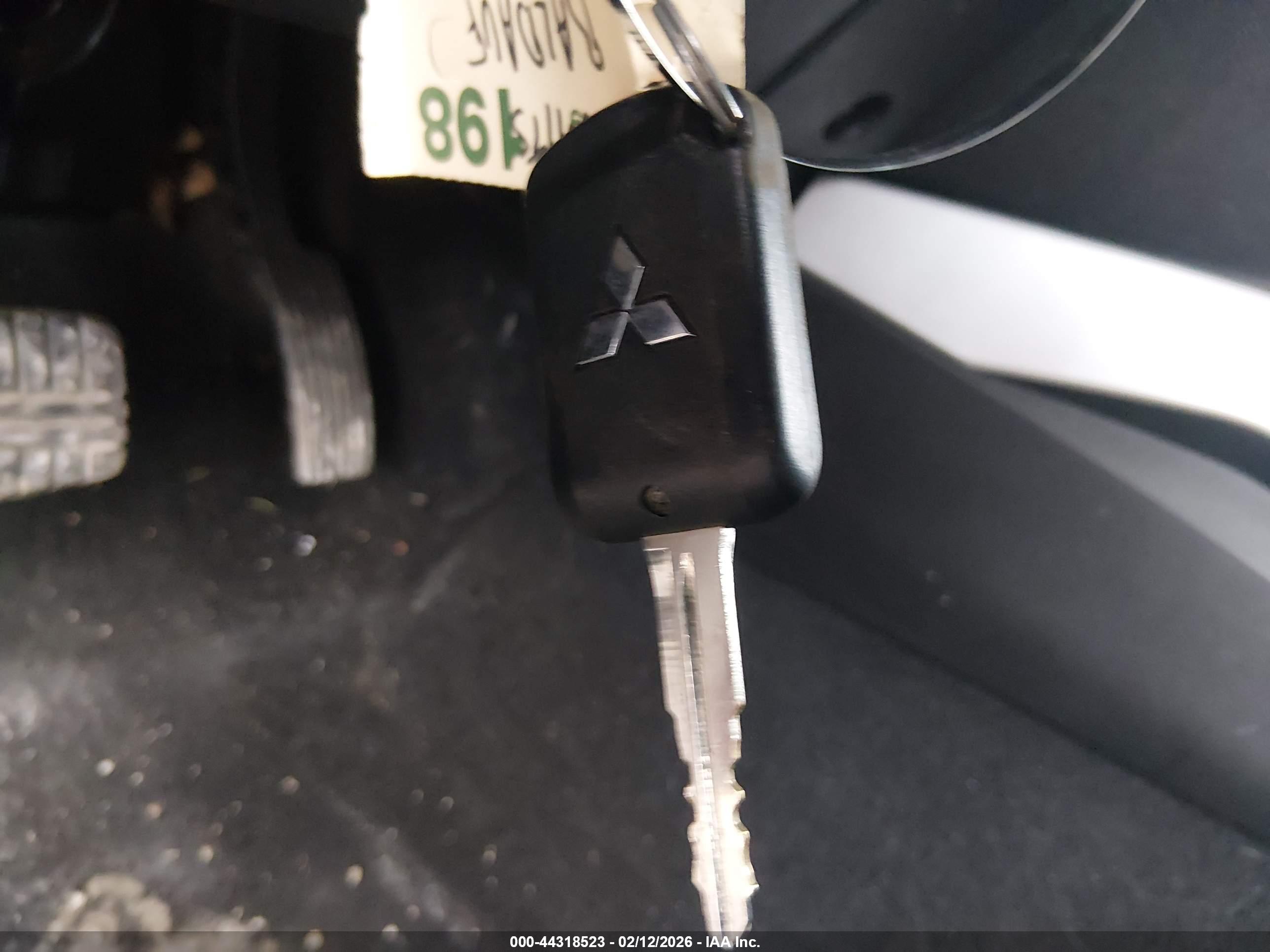 MITSUBISHI OUTLANDER image 11
